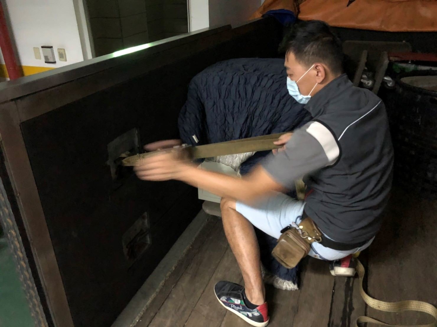 新北搬家【榮福搬家】搬家首選、台北搬家推薦:榮福搬家金庫搬運-以機器繩將金庫固定於防碰撞特殊材質車身面,避免搬家貨車行駛中搖晃而碰撞。 新北搬家【榮福搬家】搬家首選、台北搬家推薦:榮福搬家金庫搬運-以機器繩將金庫固定於防碰撞特殊材質車身面,避免搬家貨車行駛中搖晃而碰撞。