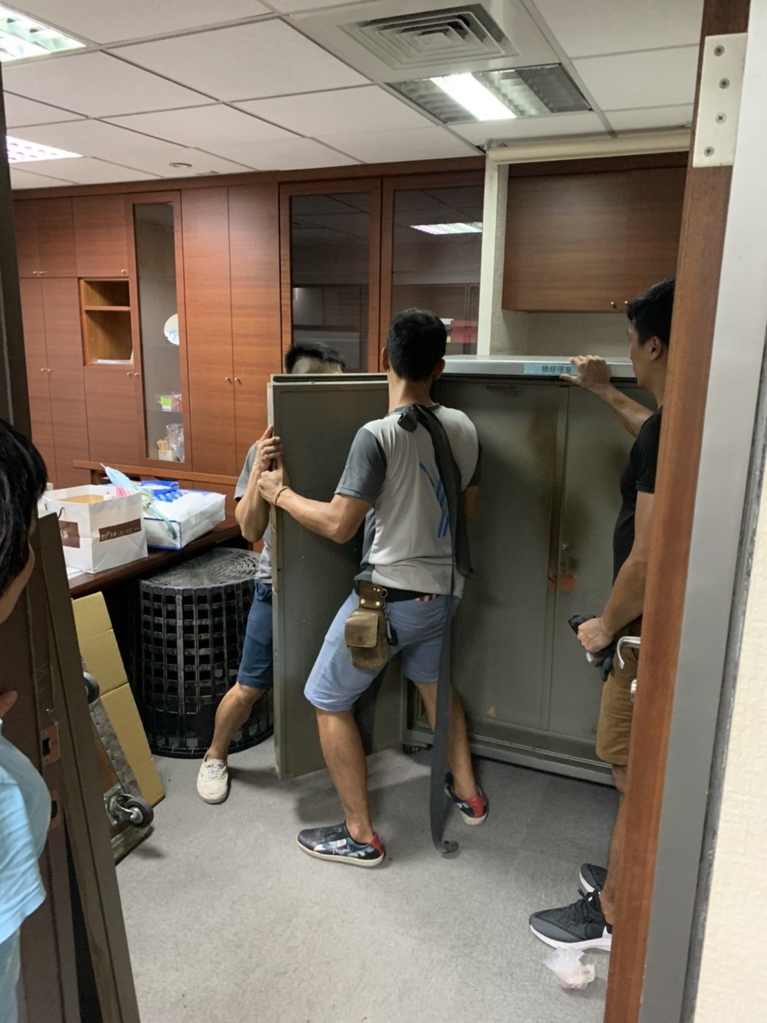 【榮福搬家公司】搬家首選、台北搬家公司推薦:重物搬運服務重達600公斤以上的金庫搬運、保險櫃吊掛搬運,包裝搬運「細膩包裝、專業搬運、用心服務、以客為尊」是榮福搬家公司的宗旨與精神。歡迎立即來電02-2651-2727專人服務。 【榮福搬家公司】搬家首選、台北搬家公司推薦:重物搬運服務重達600公斤以上的金庫搬運、保險櫃吊掛搬運,包裝搬運「細膩包裝、專業搬運、用心服務、以客為尊」是榮福搬家公司的宗旨與精神。歡迎立即來電02-2651-2727專人服務。