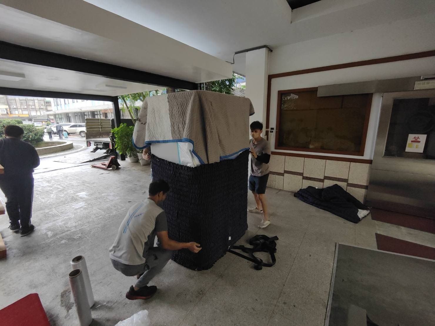 專搬生醫設備、搬精密儀器、實驗室冷凍櫃搬運、生技實驗設備、台北搬實驗設備、南港搬實驗設備、新北搬實驗設備、雙北搬實驗設備、汐止搬實驗設備、中永和搬實驗設備、板橋搬實驗設備、五股搬實驗設備、基隆搬實驗設備、桃園搬實驗設備、搬生醫設備推薦【榮福搬家】擁有各式各樣特殊重物搬運的經驗,用心實在給予最佳搬運服務,特殊重物搬運唯一首選榮福搬家公司。 專搬生醫設備、搬精密儀器、實驗室冷凍櫃搬運、生技實驗設備、台北搬實驗設備、南港搬實驗設備、新北搬實驗設備、雙北搬實驗設備、汐止搬實驗設備、中永和搬實驗設備、板橋搬實驗設備、五股搬實驗設備、基隆搬實驗設備、桃園搬實驗設備、搬生醫設備推薦【榮福搬家】擁有各式各樣特殊重物搬運的經驗,用心實在給予最佳搬運服務,特殊重物搬運唯一首選榮福搬家公司。