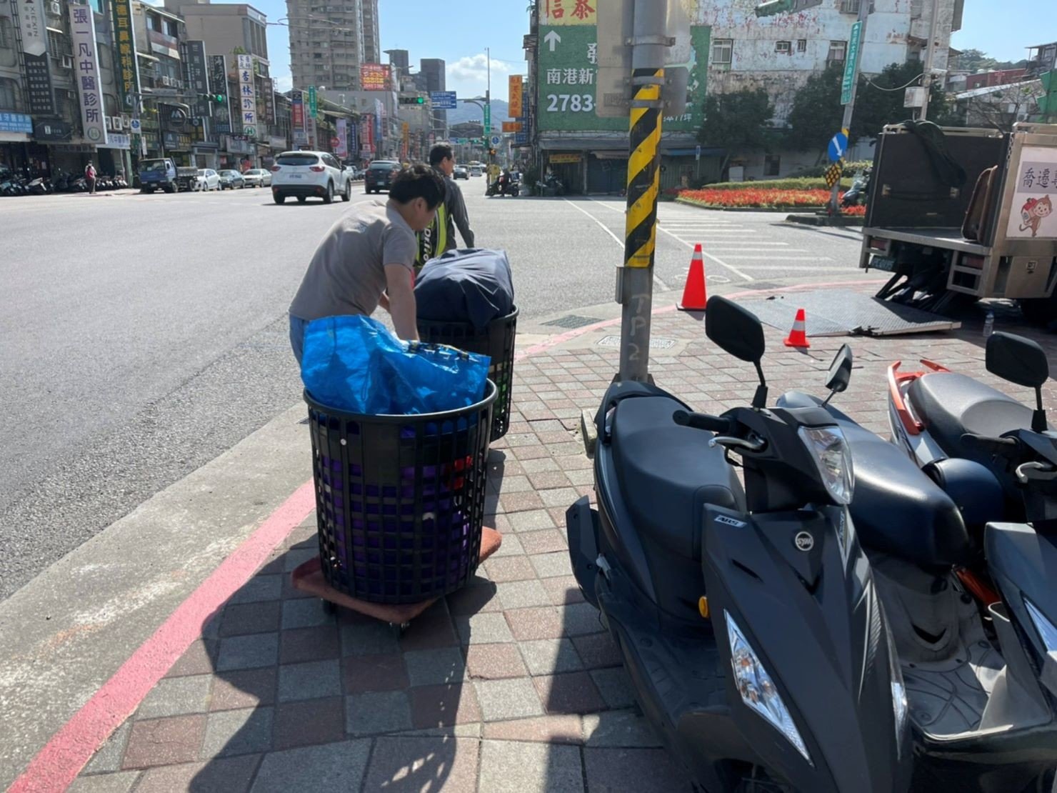 搬家公司推薦、新北搬家推薦【榮福搬家公司】南港搬家、桃園搬家公司推薦、台北搬家公司推薦、大型家具搬運、冰箱搬運、基隆搬家、搬家電、床墊搬運、神明桌搬運、搬公司行號、家庭搬家、搬鋼琴、搬工、搬運、搬家紙箱、跨縣市搬家、搬家車、搬家估價、搬家首選、搬家達人,針對顧客都秉持以用心實在專業搬家技巧,搬家實在用心值得您的信賴與選擇。優質搬家,包裝搬運「細膩包裝、專業搬運、用心服務、以客為尊」是榮福搬家公司的宗旨與精神。歡迎立即來電02-2651-2727專人服務。系統式家具拆裝找專業的榮福搬家就對了。 搬家公司推薦、新北搬家推薦【榮福搬家公司】南港搬家、桃園搬家公司推薦、台北搬家公司推薦、大型家具搬運、冰箱搬運、基隆搬家、搬家電、床墊搬運、神明桌搬運、搬公司行號、家庭搬家、搬鋼琴、搬工、搬運、搬家紙箱、跨縣市搬家、搬家車、搬家估價、搬家首選、搬家達人,針對顧客都秉持以用心實在專業搬家技巧,搬家實在用心值得您的信賴與選擇。優質搬家,包裝搬運「細膩包裝、專業搬運、用心服務、以客為尊」是榮福搬家公司的宗旨與精神。歡迎立即來電02-2651-2727專人服務。系統式家具拆裝找專業的榮福搬家就對了。