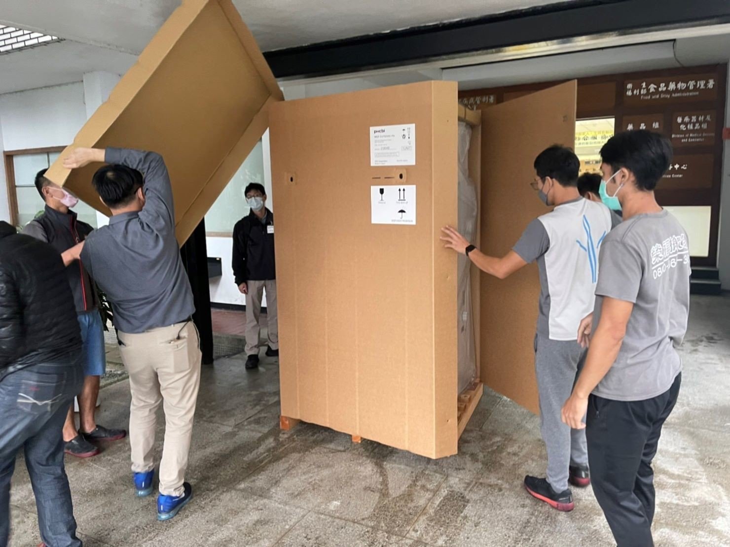 專搬生醫設備、搬精密儀器、實驗室冷凍櫃搬運、生技實驗設備、台北搬實驗設備、南港搬實驗設備、新北搬實驗設備、雙北搬實驗設備、汐止搬實驗設備、中永和搬實驗設備、板橋搬實驗設備、五股搬實驗設備、基隆搬實驗設備、桃園搬實驗設備、搬生醫設備推薦【榮福搬家】擁有各式各樣特殊重物搬運的經驗,用心實在給予最佳搬運服務,特殊重物搬運唯一首選榮福搬家公司。 專搬生醫設備、搬精密儀器、實驗室冷凍櫃搬運、生技實驗設備、台北搬實驗設備、南港搬實驗設備、新北搬實驗設備、雙北搬實驗設備、汐止搬實驗設備、中永和搬實驗設備、板橋搬實驗設備、五股搬實驗設備、基隆搬實驗設備、桃園搬實驗設備、搬生醫設備推薦【榮福搬家】擁有各式各樣特殊重物搬運的經驗,用心實在給予最佳搬運服務,特殊重物搬運唯一首選榮福搬家公司。