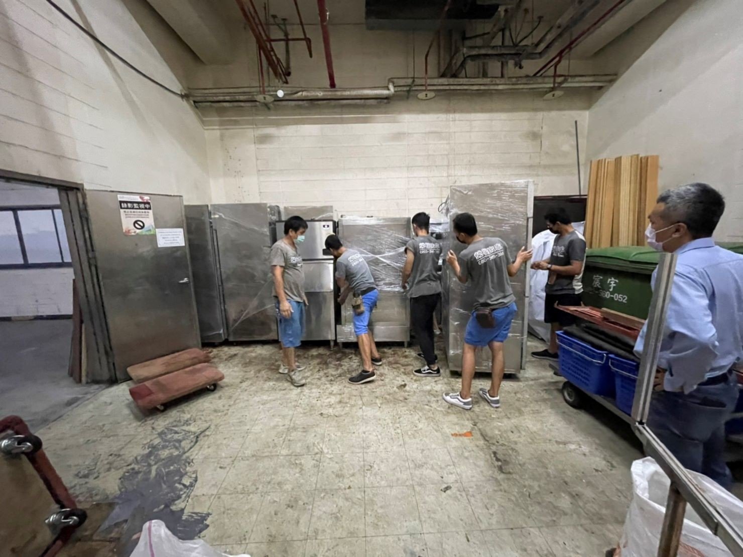 店面搬遷、搬家公司推薦、台北搬家推薦【榮福搬家公司】搬生財器具、搬冷凍櫃、搬冷藏冰箱、大型爐台搬運、搬窯烤爐、搬營業用蒸烤箱、南港搬家、桃園搬家公司推薦、新北搬家公司推薦、百貨公司進撤櫃、專櫃進撤櫃、企業搬運服務、搬公司行號、廠房遷移、搬精密儀器、公司行號搬遷、政府機關搬遷、百貨專櫃遷移、學校單位搬遷、大型設備搬遷、搬大型廚房設備、中央廚房搬遷、搬營業用冰箱、搬營業用製冰機、三層營業用烤箱搬運、搬工作檯冰箱、搬工計時、搬工服務、人力搬運,針對顧客都秉持以用心實在專業搬家技巧,搬家實在用心值得您的信賴與選擇。歡迎來電咨詢02-2651-2727,榮福搬家有專員立即為您服務。 店面搬遷、搬家公司推薦、台北搬家推薦【榮福搬家公司】搬生財器具、搬冷凍櫃、搬冷藏冰箱、大型爐台搬運、搬窯烤爐、搬營業用蒸烤箱、南港搬家、桃園搬家公司推薦、新北搬家公司推薦、百貨公司進撤櫃、專櫃進撤櫃、企業搬運服務、搬公司行號、廠房遷移、搬精密儀器、公司行號搬遷、政府機關搬遷、百貨專櫃遷移、學校單位搬遷、大型設備搬遷、搬大型廚房設備、中央廚房搬遷、搬營業用冰箱、搬營業用製冰機、三層營業用烤箱搬運、搬工作檯冰箱、搬工計時、搬工服務、人力搬運,針對顧客都秉持以用心實在專業搬家技巧,搬家實在用心值得您的信賴與選擇。歡迎來電咨詢02-2651-2727,榮福搬家有專員立即為您服務。