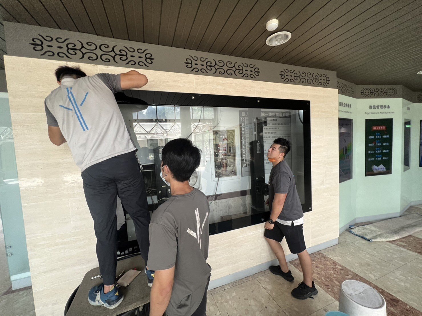 校園內電子布告欄搬運、展場電子布告欄搬運、會場電子布告欄搬運、百貨電子布告欄搬運、100吋電視專業搬運、100吋以上螢幕顯示器搬運、搬運單一展演電視架、演唱會電子布告欄搬運、音樂會電子布套欄搬運、藝術展演電子顯示器搬運【榮福搬家公司】記者會電視架、婚宴電視架、會議簡報電視架、展覽電視架、電視廣告看板、移動式電子 螢幕搬運、搬工計時、搬家具、搬家首選、新北搬家公司推薦、搬家車、搬家公司、基隆搬家、南港搬家、桃園搬家公司推薦、台北搬家公司推薦:大台北搬家,精緻包裝搬運「細膩包裝、專業搬運、用心服務、以客為尊」是榮福搬家公司的宗旨與精神。歡迎立即來電02-2651-2727專人服務。 校園內電子布告欄搬運、展場電子布告欄搬運、會場電子布告欄搬運、百貨電子布告欄搬運、100吋電視專業搬運、100吋以上螢幕顯示器搬運、搬運單一展演電視架、演唱會電子布告欄搬運、音樂會電子布套欄搬運、藝術展演電子顯示器搬運【榮福搬家公司】記者會電視架、婚宴電視架、會議簡報電視架、展覽電視架、電視廣告看板、移動式電子 螢幕搬運、搬工計時、搬家具、搬家首選、新北搬家公司推薦、搬家車、搬家公司、基隆搬家、南港搬家、桃園搬家公司推薦、台北搬家公司推薦:大台北搬家,精緻包裝搬運「細膩包裝、專業搬運、用心服務、以客為尊」是榮福搬家公司的宗旨與精神。歡迎立即來電02-2651-2727專人服務。