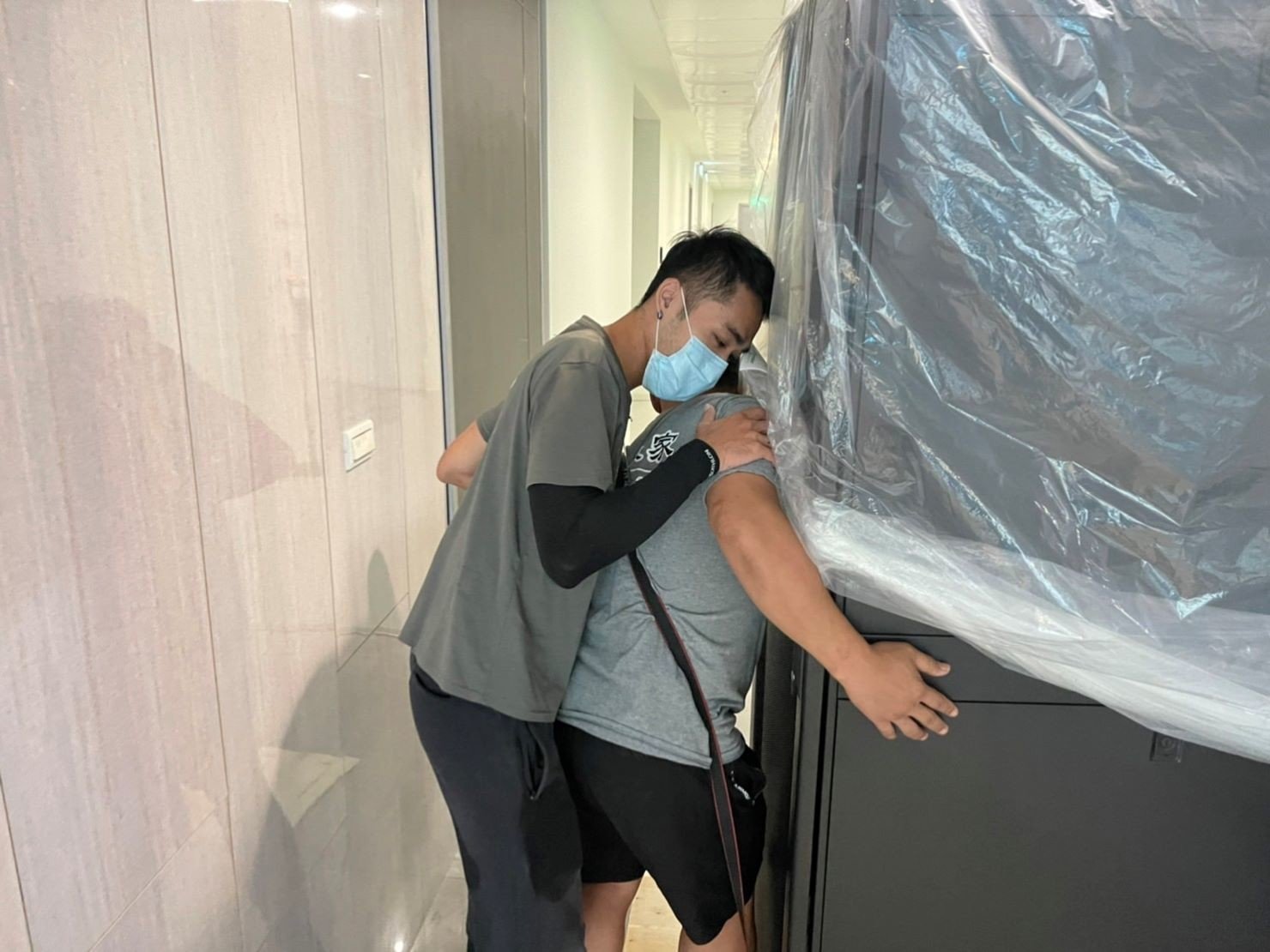 搬機器、搬設備、搬機器機櫃、搬UPS設備、搬電池櫃、搬旁路開關、搬重物【榮福搬家公司】、搬魚缸、搬鋼琴、搬金庫、人力搬運、搬按摩椅、搬家首選、吊掛搬運、吊金庫搬運、特殊重物搬運、單件重物搬運、搬醫療床、專搬重物、企業搬運服務、公司行號搬遷、搬遷、新北搬家公司推薦、搬家公司、基隆搬家、南港搬家、桃園搬家公司推薦、台北搬家公司推薦:大台北搬家,精緻包裝搬運「細膩包裝、專業搬運、用心服務、以客為尊」是榮福搬家公司的宗旨與精神。歡迎立即來電02-2651-2727專人服務。 搬機器、搬設備、搬機器機櫃、搬UPS設備、搬電池櫃、搬旁路開關、搬重物【榮福搬家公司】、搬魚缸、搬鋼琴、搬金庫、人力搬運、搬按摩椅、搬家首選、吊掛搬運、吊金庫搬運、特殊重物搬運、單件重物搬運、搬醫療床、專搬重物、企業搬運服務、公司行號搬遷、搬遷、新北搬家公司推薦、搬家公司、基隆搬家、南港搬家、桃園搬家公司推薦、台北搬家公司推薦:大台北搬家,精緻包裝搬運「細膩包裝、專業搬運、用心服務、以客為尊」是榮福搬家公司的宗旨與精神。歡迎立即來電02-2651-2727專人服務。