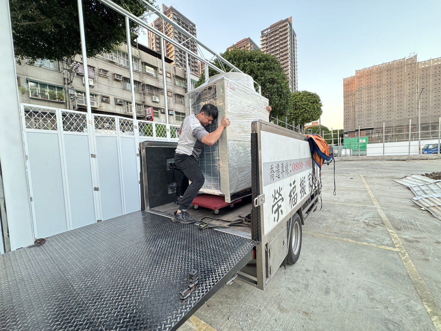 單一件特殊重物,儀器設備搬遷、網路機櫃搬遷、系統機櫃搬遷、光纖機櫃搬遷、不斷電系統搬遷、機房搬遷、搬UPS設備、伺服器設備搬運、搬電池櫃、搬旁路開關、搬重物【榮福搬家公司】、特殊重物搬運、單件重物搬運、專搬重物、企業搬運服務、公司行號搬遷、搬遷、新北搬家公司推薦、搬家公司、汐止機櫃搬運、南港機櫃搬運、中永和機櫃搬運、新店機櫃搬運、內湖機櫃搬運、台北機櫃搬運、林口機櫃搬運、桃園機櫃搬運、桃園搬家公司推薦、台北搬家公司推薦:大台北搬家,精緻包裝搬運「細膩包裝、專業搬運、用心服務、以客為尊」是榮福搬家公司的宗旨與精神。歡迎立即來電02-2651-2727專人服務。 單一件特殊重物,儀器設備搬遷、網路機櫃搬遷、系統機櫃搬遷、光纖機櫃搬遷、不斷電系統搬遷、機房搬遷、搬UPS設備、伺服器設備搬運、搬電池櫃、搬旁路開關、搬重物【榮福搬家公司】、特殊重物搬運、單件重物搬運、專搬重物、企業搬運服務、公司行號搬遷、搬遷、新北搬家公司推薦、搬家公司、汐止機櫃搬運、南港機櫃搬運、中永和機櫃搬運、新店機櫃搬運、內湖機櫃搬運、台北機櫃搬運、林口機櫃搬運、桃園機櫃搬運、桃園搬家公司推薦、台北搬家公司推薦:大台北搬家,精緻包裝搬運「細膩包裝、專業搬運、用心服務、以客為尊」是榮福搬家公司的宗旨與精神。歡迎立即來電02-2651-2727專人服務。