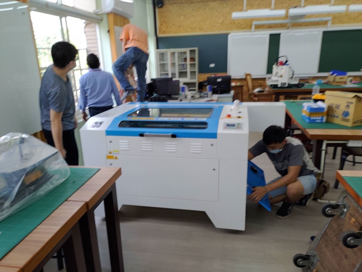 搬家推薦【榮福搬家】搬家口碑第一、台北搬家、新北搬家:【特殊重物搬運】搬雷射雕刻切割機-將切割機以板車從電梯搬運至指定教室內,榮福搬家師傅再將拆卸下來的底座組裝回機台上。 搬家推薦【榮福搬家】搬家口碑第一、台北搬家、新北搬家:【特殊重物搬運】搬雷射雕刻切割機-將切割機以板車從電梯搬運至指定教室內,榮福搬家師傅再將拆卸下來的底座組裝回機台上。