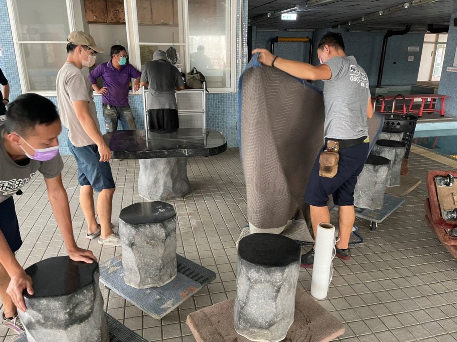 特殊搬運、搬重物【榮福搬家公司】石墩搬運、搬石頭桌椅、造景石頭搬運、大理石桌椅、岩石戶外桌椅、天然石頭庭園桌椅、石頭雕刻物、玉石雕刻擺件、吊掛搬運、特殊重物搬運、專搬重物、搬重物技巧、新北搬家公司推薦、搬家車、搬家公司、基隆搬家、南港搬家、桃園搬家公司推薦、台北搬家公司推薦:大台北搬家,精緻包裝搬運「細膩包裝、專業搬運、用心服務、以客為尊」是榮福搬家公司的宗旨與精神。歡迎立即來電02-2651-2727專人服務。 特殊搬運、搬重物【榮福搬家公司】石墩搬運、搬石頭桌椅、造景石頭搬運、大理石桌椅、岩石戶外桌椅、天然石頭庭園桌椅、石頭雕刻物、玉石雕刻擺件、吊掛搬運、特殊重物搬運、專搬重物、搬重物技巧、新北搬家公司推薦、搬家車、搬家公司、基隆搬家、南港搬家、桃園搬家公司推薦、台北搬家公司推薦:大台北搬家,精緻包裝搬運「細膩包裝、專業搬運、用心服務、以客為尊」是榮福搬家公司的宗旨與精神。歡迎立即來電02-2651-2727專人服務。