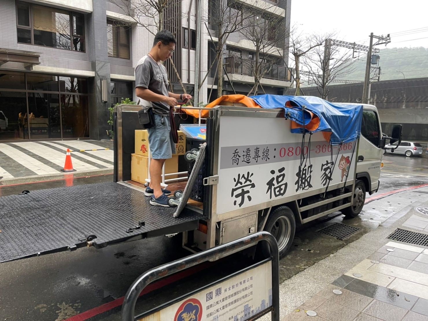 搬家公司推薦、新北搬家公司推薦【榮福搬家公司】精緻包裝搬運「細膩包裝、專業搬運、用心服務、以客為尊」是榮福搬家公司的宗旨與精神:搬家首選、南港搬家、桃園搬家公司推薦、台北搬家公司推薦、精緻搬家、精緻包裝、搬家達人、搬家具、冰箱搬運、基隆搬家、搬家電、床墊搬運、跨縣市搬家、家庭搬家、鋼琴搬運、搬工計時、搬運、搬家紙箱、搬家打包材料,針對顧客都秉持以用心實在專業搬家技巧,搬家實在用心值得您的信賴與選擇。歡迎來電咨詢02-2651-2727,榮福搬家有專員立即為您服務。 搬家公司推薦、新北搬家公司推薦【榮福搬家公司】精緻包裝搬運「細膩包裝、專業搬運、用心服務、以客為尊」是榮福搬家公司的宗旨與精神:搬家首選、南港搬家、桃園搬家公司推薦、台北搬家公司推薦、精緻搬家、精緻包裝、搬家達人、搬家具、冰箱搬運、基隆搬家、搬家電、床墊搬運、跨縣市搬家、家庭搬家、鋼琴搬運、搬工計時、搬運、搬家紙箱、搬家打包材料,針對顧客都秉持以用心實在專業搬家技巧,搬家實在用心值得您的信賴與選擇。歡迎來電咨詢02-2651-2727,榮福搬家有專員立即為您服務。