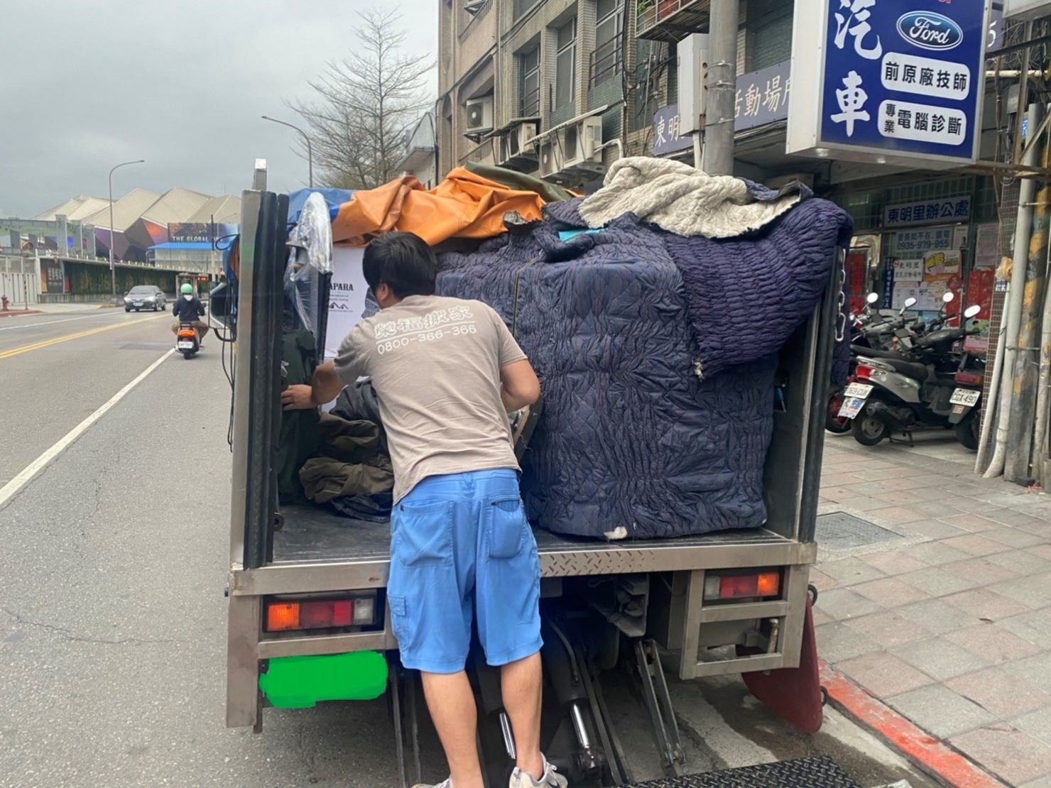 百貨進撤櫃、搬家公司、台北搬家推薦【榮福搬家公司】南港搬家、桃園搬家公司推薦、新北搬家公司推薦、企業搬運服務、搬公司行號、廠房遷移、公司行號搬遷、政府機關搬遷、百貨專櫃遷移、學校單位搬遷、雜貨店搬遷、百貨專櫃道具設備搬運、精緻包裝、搬工、搬家首選,針對顧客都秉持以用心實在專業搬家技巧,搬家實在用心值得您的信賴與選擇。歡迎來電咨詢02-2651-2727,榮福搬家有專員立即為您服務。 百貨進撤櫃、搬家公司、台北搬家推薦【榮福搬家公司】南港搬家、桃園搬家公司推薦、新北搬家公司推薦、企業搬運服務、搬公司行號、廠房遷移、公司行號搬遷、政府機關搬遷、百貨專櫃遷移、學校單位搬遷、雜貨店搬遷、百貨專櫃道具設備搬運、精緻包裝、搬工、搬家首選,針對顧客都秉持以用心實在專業搬家技巧,搬家實在用心值得您的信賴與選擇。歡迎來電咨詢02-2651-2727,榮福搬家有專員立即為您服務。