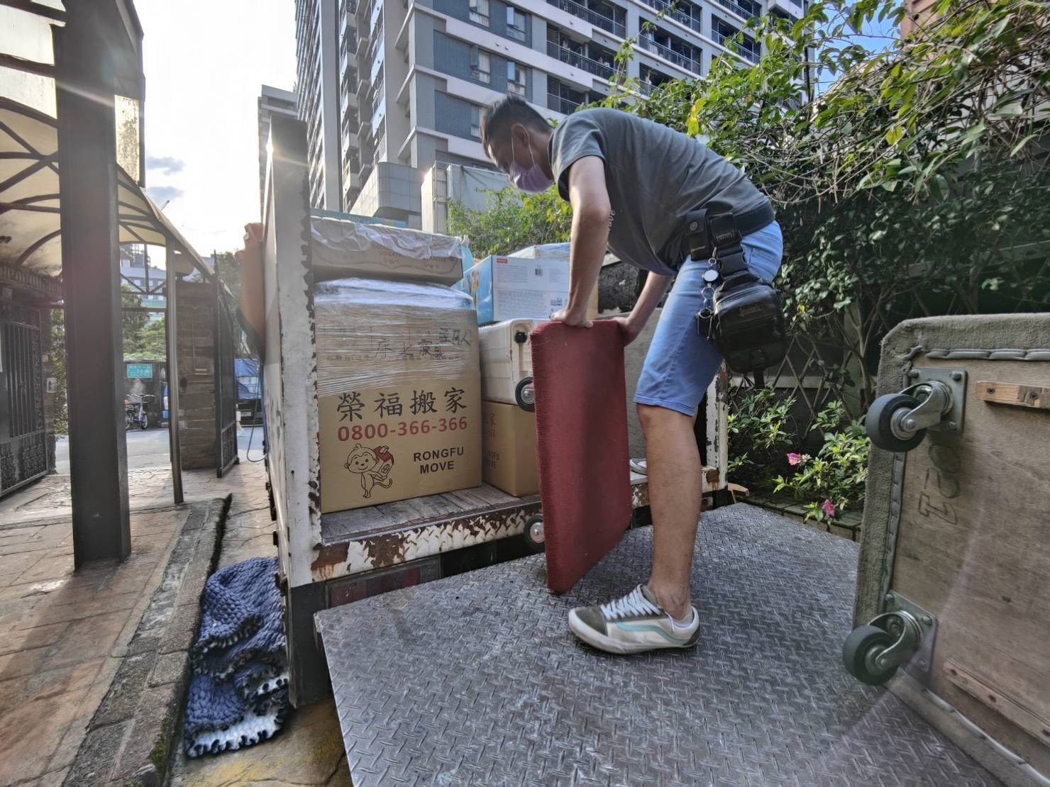 專人打包、搬家公司推薦、GOOGLE搬家公司推薦【榮福搬家公司】、家庭區域性專人打包、精緻搬家、精緻包裝、專人打包裝箱、床墊搬運、冰箱搬運、搬家首選、台北搬家公司推薦:大台北搬家,精緻包裝搬運「細膩包裝、專業搬運、用心服務、以客為尊」是榮福搬家公司的宗旨與精神。 專人打包、搬家公司推薦、GOOGLE搬家公司推薦【榮福搬家公司】、家庭區域性專人打包、精緻搬家、精緻包裝、專人打包裝箱、床墊搬運、冰箱搬運、搬家首選、台北搬家公司推薦:大台北搬家,精緻包裝搬運「細膩包裝、專業搬運、用心服務、以客為尊」是榮福搬家公司的宗旨與精神。