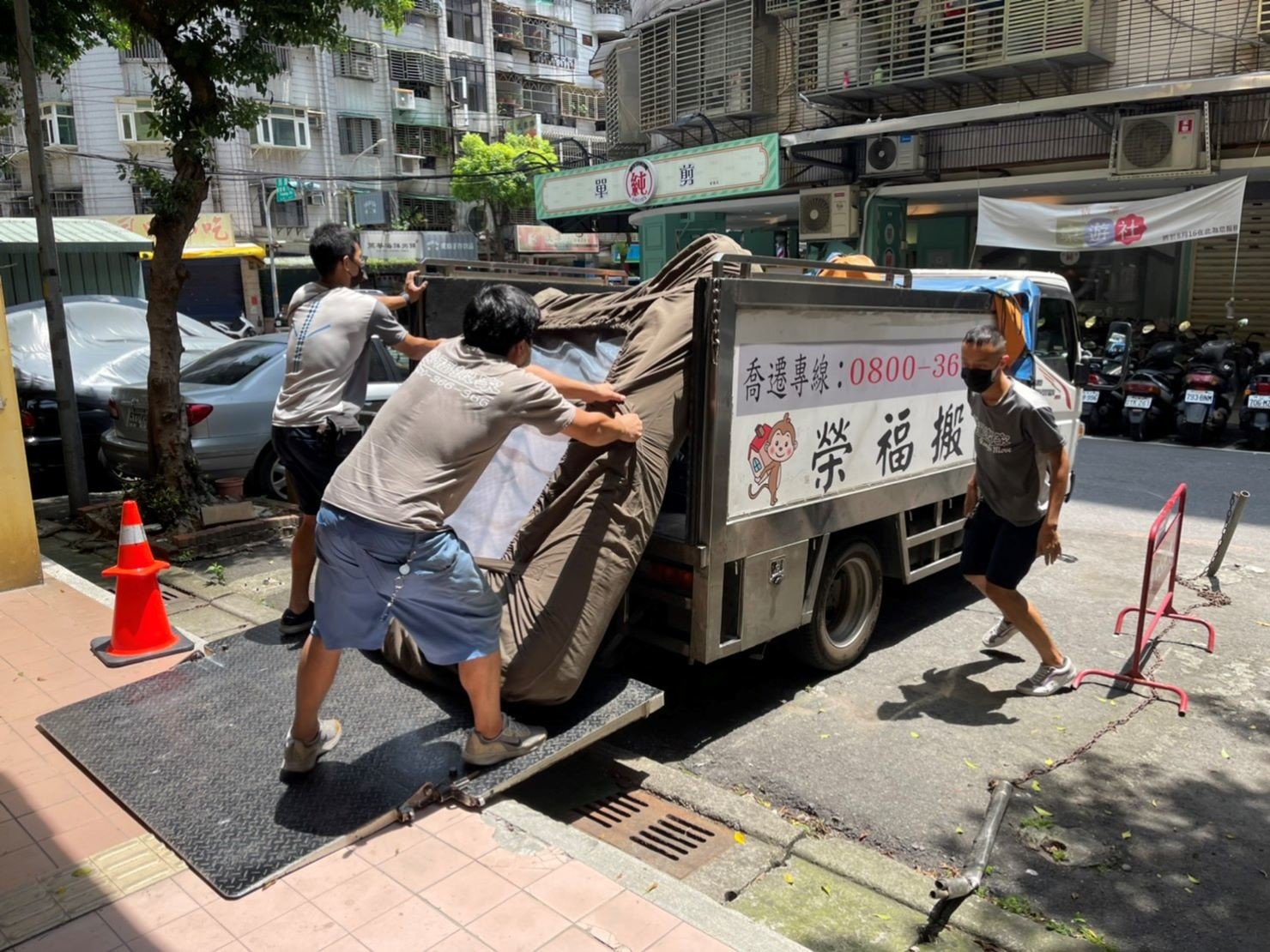 搬家公司推薦、新北搬家推薦【榮福搬家公司】南港搬家、桃園搬家公司推薦、台北搬家公司推薦、搬家具、冰箱搬運、基隆搬家、搬家電、床墊搬運、倉儲搬運、沙發搬運、搬茶几、床組拆裝、衣櫃拆裝、衣櫃搬運、洗衣機搬運、搬運餐桌、搬按摩椅、單件家具運送、跨縣市搬家、吊車搬家、吊車搬運、吊掛家具搬運、無痛搬家、大型家具搬運、家庭搬家、搬鋼琴、搬工計時、搬工服務、人力搬運、搬運、搬家紙箱,針對顧客都秉持以用心實在專業搬家技巧,搬家實在用心值得您的信賴與選擇。歡迎來電咨詢02-2651-2727,榮福搬家有專員立即為您服務。 搬家公司推薦、新北搬家推薦【榮福搬家公司】南港搬家、桃園搬家公司推薦、台北搬家公司推薦、搬家具、冰箱搬運、基隆搬家、搬家電、床墊搬運、倉儲搬運、沙發搬運、搬茶几、床組拆裝、衣櫃拆裝、衣櫃搬運、洗衣機搬運、搬運餐桌、搬按摩椅、單件家具運送、跨縣市搬家、吊車搬家、吊車搬運、吊掛家具搬運、無痛搬家、大型家具搬運、家庭搬家、搬鋼琴、搬工計時、搬工服務、人力搬運、搬運、搬家紙箱,針對顧客都秉持以用心實在專業搬家技巧,搬家實在用心值得您的信賴與選擇。歡迎來電咨詢02-2651-2727,榮福搬家有專員立即為您服務。