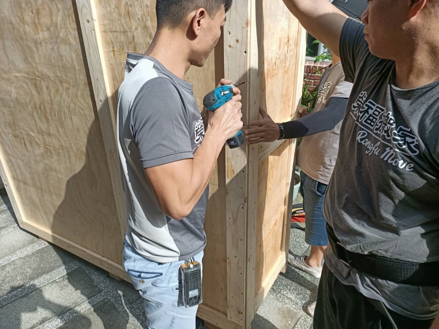 重物搬運、搬佛像【榮福搬家公司】搬披薩窯、精搬金庫、搬保險櫃、精搬魚缸、跨縣搬家、搬工派遣、搬玉石、搬神明桌、搬家具、搬家首選、吊掛搬運、吊家具搬運、搬重物技巧、台北搬家公司推薦:大台北搬家、基隆搬家,精緻包裝搬運「細膩包裝、專業搬運、用心服務、以客為尊」是榮福搬家公司的宗旨與精神。歡迎立即來電02-2651-2727專人服務。 重物搬運、搬佛像【榮福搬家公司】搬披薩窯、精搬金庫、搬保險櫃、精搬魚缸、跨縣搬家、搬工派遣、搬玉石、搬神明桌、搬家具、搬家首選、吊掛搬運、吊家具搬運、搬重物技巧、台北搬家公司推薦:大台北搬家、基隆搬家,精緻包裝搬運「細膩包裝、專業搬運、用心服務、以客為尊」是榮福搬家公司的宗旨與精神。歡迎立即來電02-2651-2727專人服務。