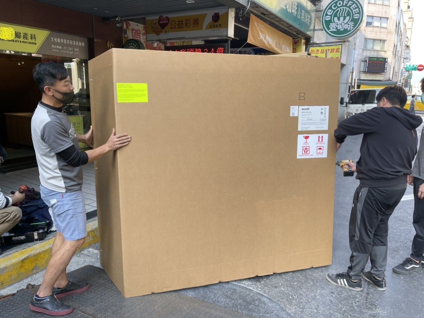 搬重物、重物搬運【榮福搬家公司】石墩搬運、搬石椅、搬石頭桌、搬洗衣機、搬披薩窯、精搬金庫、搬保險櫃、精搬魚缸、精搬鋼琴、跨縣搬家、搬工派遣、搬運、床墊搬運、冰箱搬運、搬營業用冰箱、鋼琴搬運、超低溫冷凍櫃搬運、滾筒洗衣機搬運、搬醫療床、搬電動床、搬家具、搬家首選、吊掛搬運、吊家具搬運、特殊重物搬運、專搬重物、重物搬運器、單一重物搬運、新北搬家推薦、搬家公司、基隆搬家、南港搬家、桃園搬家公司、台北搬家公司推薦:大台北搬家,精緻包裝搬運「細膩包裝、專業搬運、用心服務、以客為尊」是榮福搬家公司的宗旨與精神。歡迎立即來電02-2651-2727專人服務。 搬重物、重物搬運【榮福搬家公司】石墩搬運、搬石椅、搬石頭桌、搬洗衣機、搬披薩窯、精搬金庫、搬保險櫃、精搬魚缸、精搬鋼琴、跨縣搬家、搬工派遣、搬運、床墊搬運、冰箱搬運、搬營業用冰箱、鋼琴搬運、超低溫冷凍櫃搬運、滾筒洗衣機搬運、搬醫療床、搬電動床、搬家具、搬家首選、吊掛搬運、吊家具搬運、特殊重物搬運、專搬重物、重物搬運器、單一重物搬運、新北搬家推薦、搬家公司、基隆搬家、南港搬家、桃園搬家公司、台北搬家公司推薦:大台北搬家,精緻包裝搬運「細膩包裝、專業搬運、用心服務、以客為尊」是榮福搬家公司的宗旨與精神。歡迎立即來電02-2651-2727專人服務。