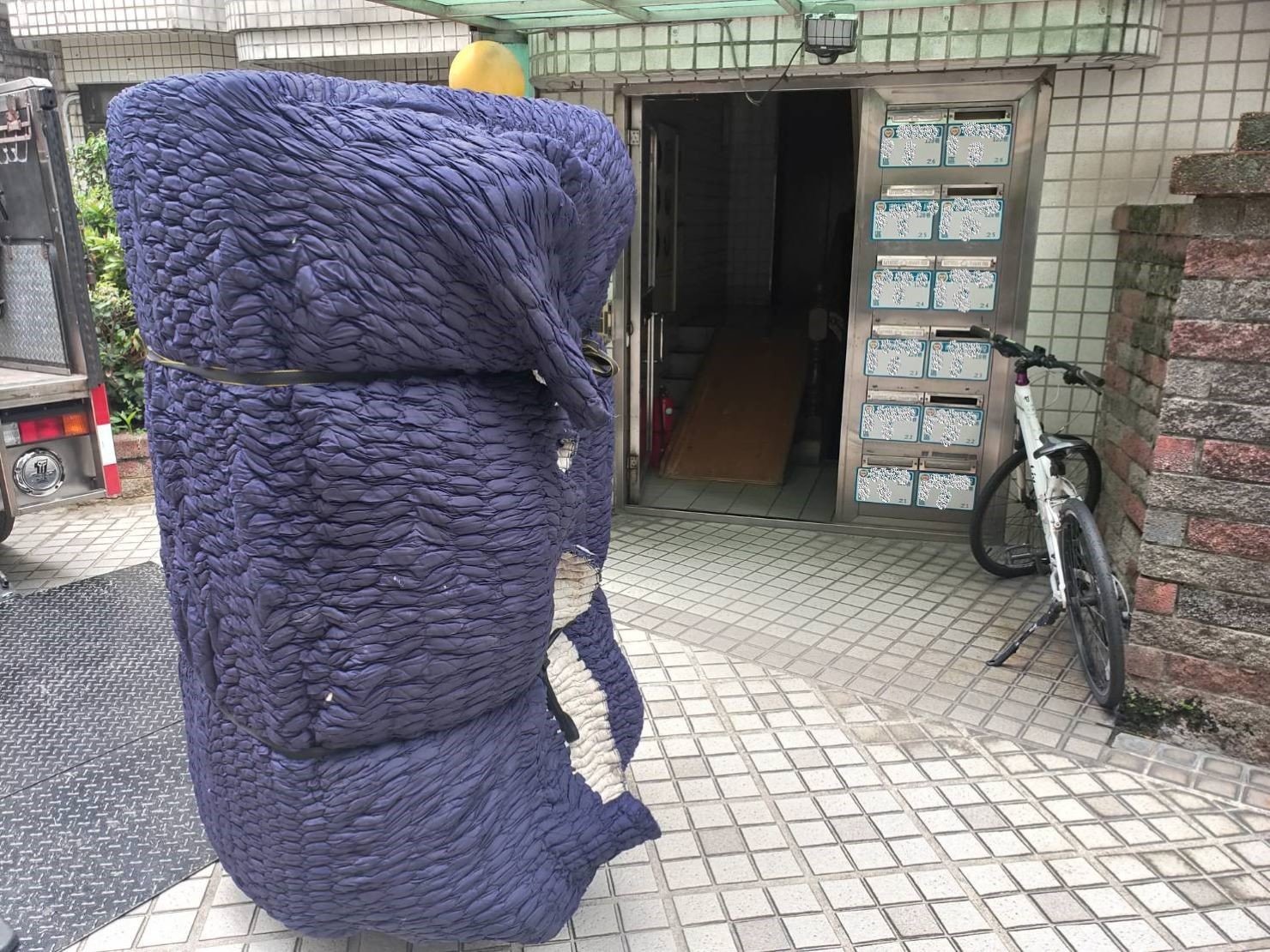 台北搬家推薦【榮福搬家公司】台北搬家、值得您來選擇:用日式伸縮布套包覆住沙發,防碰撞磨損、防弄髒沾汙。 台北搬家推薦【榮福搬家公司】台北搬家、值得您來選擇:用日式伸縮布套包覆住沙發,防碰撞磨損、防弄髒沾汙。
