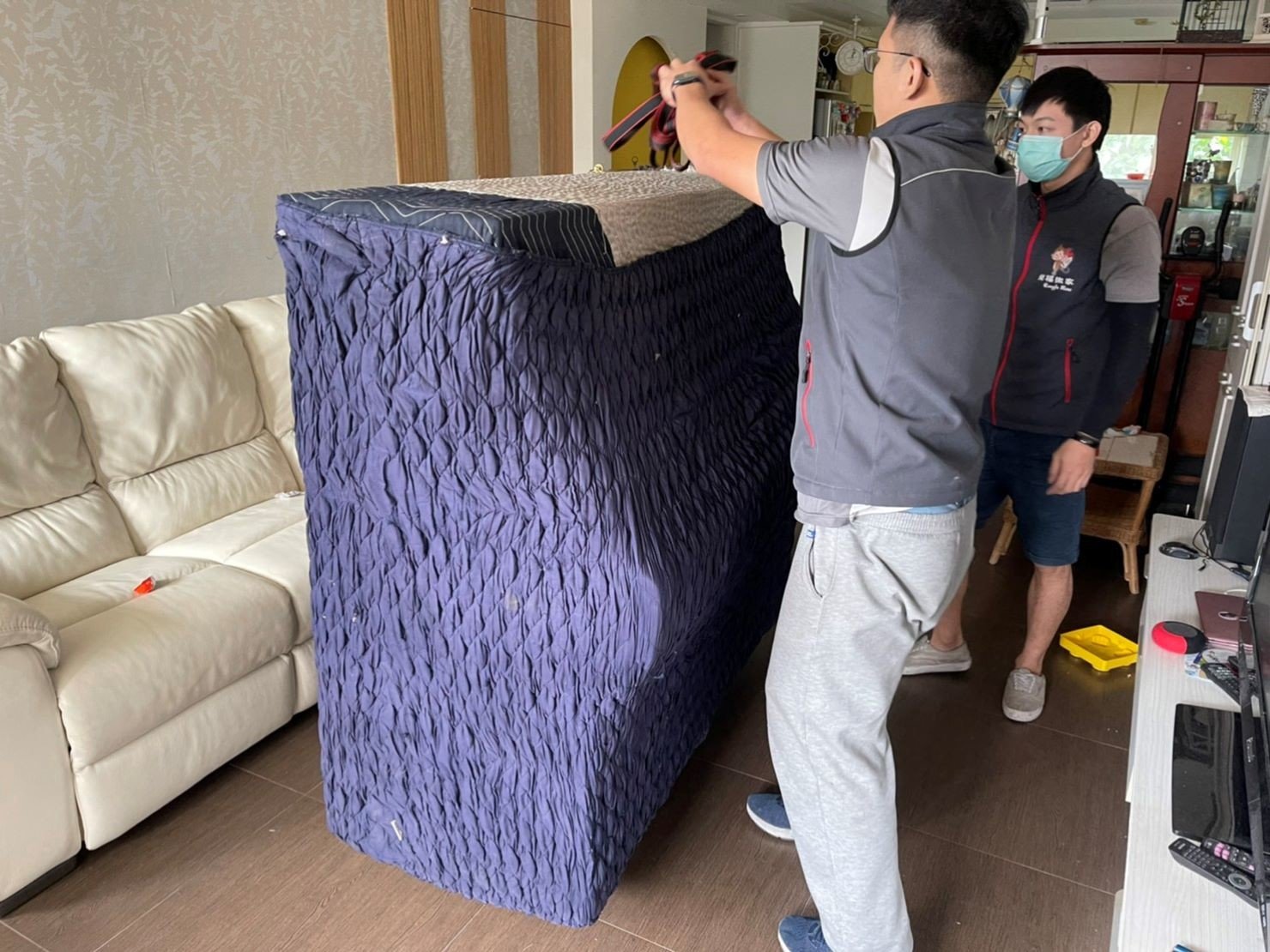 搬鋼琴、搬家公司推薦、新北搬家推薦【榮福搬家公司】南港搬家、桃園搬家公司推薦、台北搬家公司推薦、鋼琴運送、搬鋼琴首選,搬平台式鋼琴達人,針對顧客所搬鋼琴都秉持以用心實在專業搬家技巧,搬家實在用心值得您的信賴與選擇。歡迎來電咨詢02-2651-2727,榮福搬家有專員立即為您服務。 搬鋼琴、搬家公司推薦、新北搬家推薦【榮福搬家公司】南港搬家、桃園搬家公司推薦、台北搬家公司推薦、鋼琴運送、搬鋼琴首選,搬平台式鋼琴達人,針對顧客所搬鋼琴都秉持以用心實在專業搬家技巧,搬家實在用心值得您的信賴與選擇。歡迎來電咨詢02-2651-2727,榮福搬家有專員立即為您服務。
