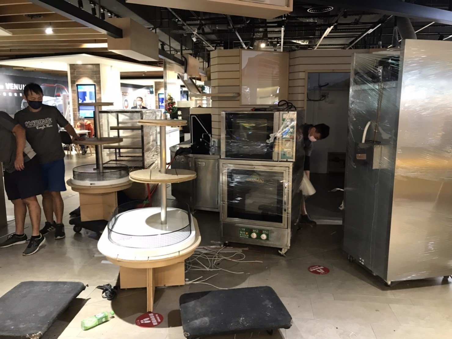 【榮福搬家】百貨烘焙店面搬遷、地下街烘焙店面搬遷、百貨甜點店面搬遷、地下街烘焙店面搬遷、麵包店搬遷、麵包陳列架搬遷、麵包展示架搬遷、店面搬遷、餐飲設備暫放、訂製餐桌椅精緻包裝、營業用攪拌機搬運、營業用冰箱精緻包裝、營業用烤箱搬遷、麵包切割機、營業用冰箱搬遷、工作檯包裝,工作桌,台北搬家公司推薦:大台北搬家,精緻包裝搬運「細膩包裝、專業搬運、用心服務、以客為尊」是榮福搬家公司的宗旨與精神。歡迎立即來電02-2651-2727專人服務。 【榮福搬家】百貨烘焙店面搬遷、地下街烘焙店面搬遷、百貨甜點店面搬遷、地下街烘焙店面搬遷、麵包店搬遷、麵包陳列架搬遷、麵包展示架搬遷、店面搬遷、餐飲設備暫放、訂製餐桌椅精緻包裝、營業用攪拌機搬運、營業用冰箱精緻包裝、營業用烤箱搬遷、麵包切割機、營業用冰箱搬遷、工作檯包裝,工作桌,台北搬家公司推薦:大台北搬家,精緻包裝搬運「細膩包裝、專業搬運、用心服務、以客為尊」是榮福搬家公司的宗旨與精神。歡迎立即來電02-2651-2727專人服務。