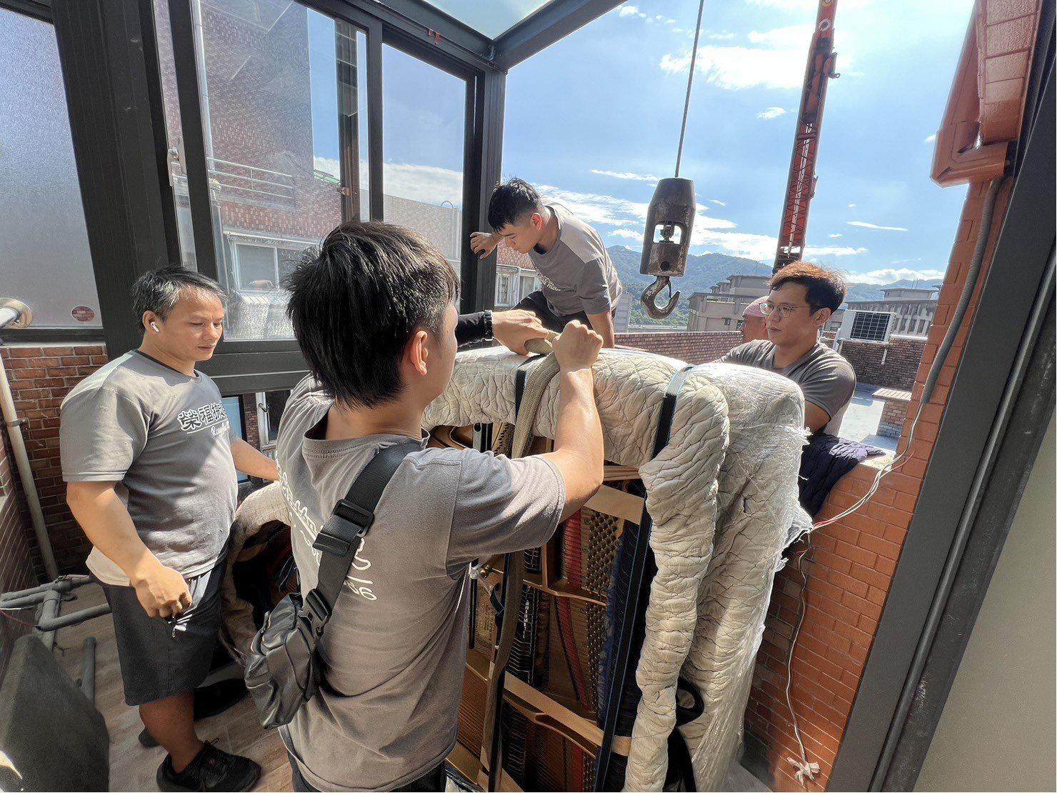 特殊搬運、搬重物【榮福搬家公司】吊掛平台鋼琴、吊掛演奏鋼琴、吊掛三角鋼琴、高樓層安全吊掛搬運鋼琴、專業搬演奏鋼琴、專業搬三角鋼琴、直立式鋼琴搬運、三角鋼琴以樓梯搬運、演奏鋼琴以樓梯搬運、演奏平台式鋼琴以樓梯辦運、音樂廳平台式鋼琴搬運、演奏會平台式鋼琴搬運、飯店平台式鋼琴搬運、跨縣市搬鋼琴、鋼琴室內移動、搬鋼琴首選、鋼琴吊掛搬運、專搬重物、搬重物技巧、新北鋼琴搬運公司推薦、大台北鋼琴搬運公司、桃園鋼琴搬運公司、新竹鋼琴搬運公司、台北搬家公司推薦:大台北搬家,精緻包裝搬運「細膩包裝、專業搬運、用心服務、以客為尊」是榮福搬家公司的宗旨與精神。歡迎立即來電02-2651-2727專人服務。 特殊搬運、搬重物【榮福搬家公司】吊掛平台鋼琴、吊掛演奏鋼琴、吊掛三角鋼琴、高樓層安全吊掛搬運鋼琴、專業搬演奏鋼琴、專業搬三角鋼琴、直立式鋼琴搬運、三角鋼琴以樓梯搬運、演奏鋼琴以樓梯搬運、演奏平台式鋼琴以樓梯辦運、音樂廳平台式鋼琴搬運、演奏會平台式鋼琴搬運、飯店平台式鋼琴搬運、跨縣市搬鋼琴、鋼琴室內移動、搬鋼琴首選、鋼琴吊掛搬運、專搬重物、搬重物技巧、新北鋼琴搬運公司推薦、大台北鋼琴搬運公司、桃園鋼琴搬運公司、新竹鋼琴搬運公司、台北搬家公司推薦:大台北搬家,精緻包裝搬運「細膩包裝、專業搬運、用心服務、以客為尊」是榮福搬家公司的宗旨與精神。歡迎立即來電02-2651-2727專人服務。