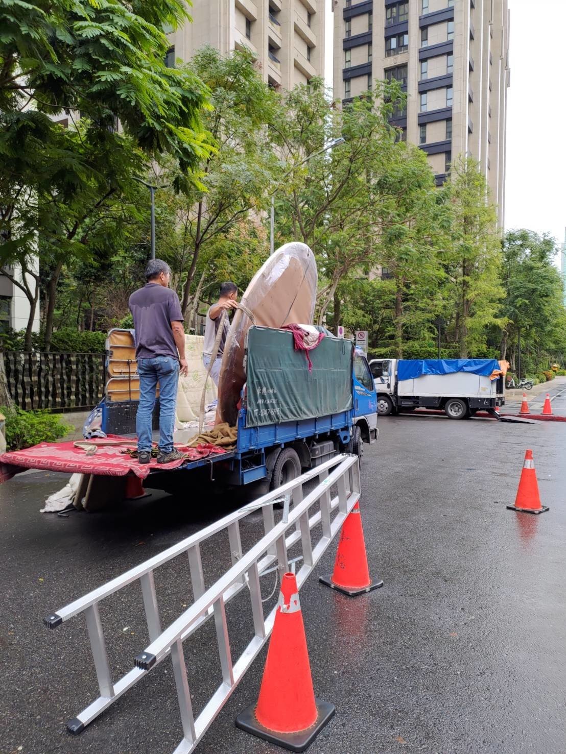 搬家公司推薦【榮福搬家公司】跨縣搬家、搬家首選、吊掛搬運、吊家具搬運、台北搬家公司推薦:大台北搬家,精緻包裝搬運「細膩包裝、專業搬運、用心服務、以客為尊」是榮福搬家公司的宗旨與精神。歡迎立即來電02-2651-2727專人服務。 搬家公司推薦【榮福搬家公司】跨縣搬家、搬家首選、吊掛搬運、吊家具搬運、台北搬家公司推薦:大台北搬家,精緻包裝搬運「細膩包裝、專業搬運、用心服務、以客為尊」是榮福搬家公司的宗旨與精神。歡迎立即來電02-2651-2727專人服務。