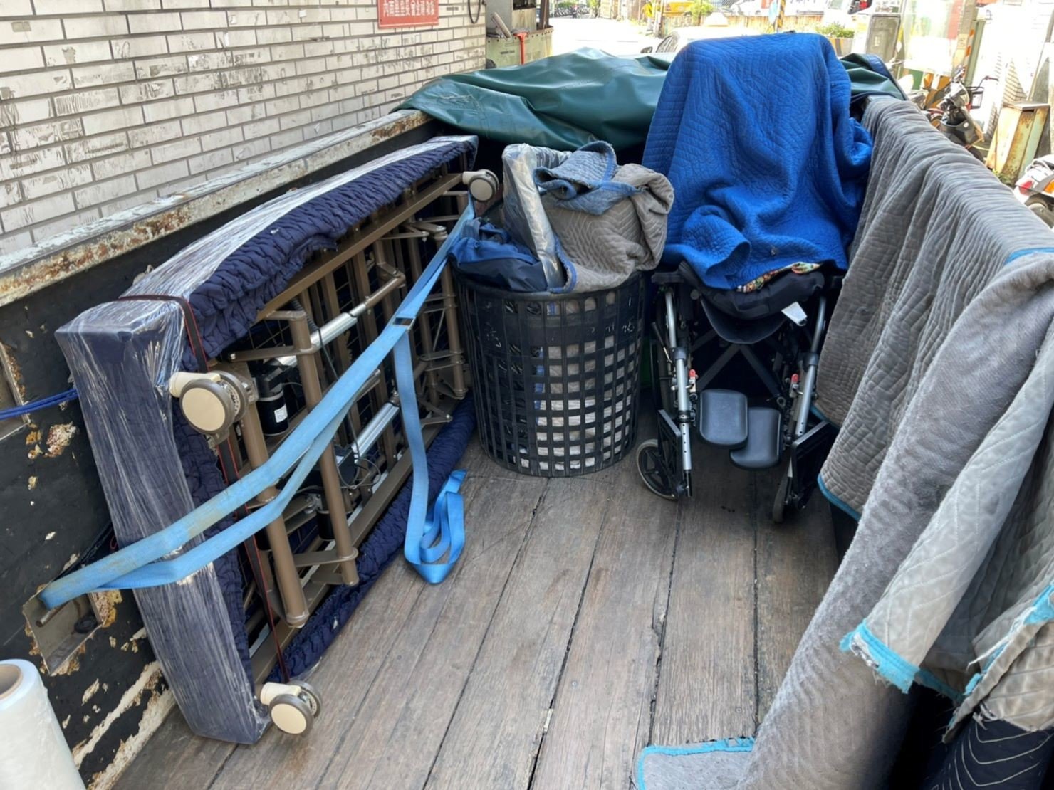 搬電動醫療床、搬重物【榮福搬家公司】石墩搬運、搬醫療床、搬電動床、搬石頭桌椅、搬雷射雕刻切割機、大型機台設備搬運、搬洗衣機、搬披薩窯、精搬金庫、搬保險櫃、精搬魚缸、精搬鋼琴、跨縣市搬家、搬工計時、人力搬運、搬運、床墊搬運、冰箱搬運、搬家具、單件家具運送、單一物件搬運、搬家首選、吊掛搬運、吊家具搬運、特殊重物搬運、專搬重物、新北搬家公司推薦、家庭搬家、搬家公司、基隆搬家、南港搬家、桃園搬家公司、台北搬家公司推薦:大台北搬家,精緻包裝搬運「細膩包裝、專業搬運、用心服務、以客為尊」是榮福搬家公司的宗旨與精神。歡迎立即來電02-2651-2727專人服務。 搬電動醫療床、搬重物【榮福搬家公司】石墩搬運、搬醫療床、搬電動床、搬石頭桌椅、搬雷射雕刻切割機、大型機台設備搬運、搬洗衣機、搬披薩窯、精搬金庫、搬保險櫃、精搬魚缸、精搬鋼琴、跨縣市搬家、搬工計時、人力搬運、搬運、床墊搬運、冰箱搬運、搬家具、單件家具運送、單一物件搬運、搬家首選、吊掛搬運、吊家具搬運、特殊重物搬運、專搬重物、新北搬家公司推薦、家庭搬家、搬家公司、基隆搬家、南港搬家、桃園搬家公司、台北搬家公司推薦:大台北搬家,精緻包裝搬運「細膩包裝、專業搬運、用心服務、以客為尊」是榮福搬家公司的宗旨與精神。歡迎立即來電02-2651-2727專人服務。