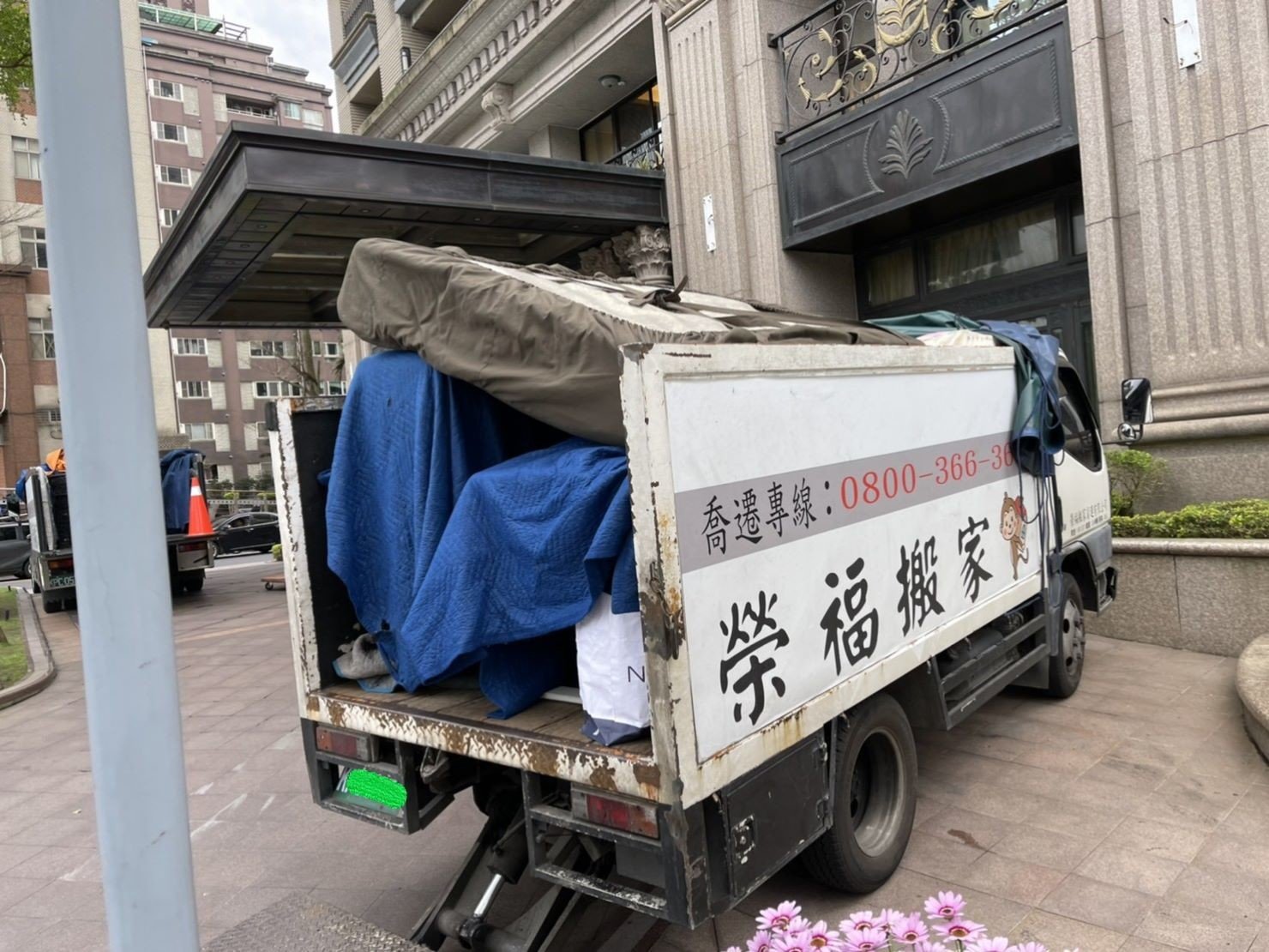 搬家公司推薦、新北搬家公司推薦【榮福搬家公司】口碑第一、搬家首選、南港搬家、桃園搬家公司推薦、台北搬家公司推薦、搬衣櫃、搬大型家具、搬家具、冰箱搬運、搬洗衣機、基隆搬家、搬家電、床墊搬運、搬金庫、搬保險櫃、搬公司行號、大型廚具搬運、各式各樣機台搬運、搬冷凍櫃、搬運動器材、店面搬遷、廠房遷移、百貨專櫃進撤櫃、家庭搬家、搬鋼琴、搬工計時、搬工服務、人力搬運、搬運、跨縣市搬家、重物搬運、魚缸搬運、搬按摩椅、搬電動醫療床、搬神桌、單件家具運送、吊家具搬運、搬家紙箱,針對顧客都秉持以用心實在專業搬家技巧,搬家實在用心值得您的信賴與選擇。歡迎來電咨詢02-2651-2727,榮福搬家有專員立即為您服務。系統式家具拆裝找專業的榮福搬家就對了。 搬家公司推薦、新北搬家公司推薦【榮福搬家公司】口碑第一、搬家首選、南港搬家、桃園搬家公司推薦、台北搬家公司推薦、搬衣櫃、搬大型家具、搬家具、冰箱搬運、搬洗衣機、基隆搬家、搬家電、床墊搬運、搬金庫、搬保險櫃、搬公司行號、大型廚具搬運、各式各樣機台搬運、搬冷凍櫃、搬運動器材、店面搬遷、廠房遷移、百貨專櫃進撤櫃、家庭搬家、搬鋼琴、搬工計時、搬工服務、人力搬運、搬運、跨縣市搬家、重物搬運、魚缸搬運、搬按摩椅、搬電動醫療床、搬神桌、單件家具運送、吊家具搬運、搬家紙箱,針對顧客都秉持以用心實在專業搬家技巧,搬家實在用心值得您的信賴與選擇。歡迎來電咨詢02-2651-2727,榮福搬家有專員立即為您服務。系統式家具拆裝找專業的榮福搬家就對了。