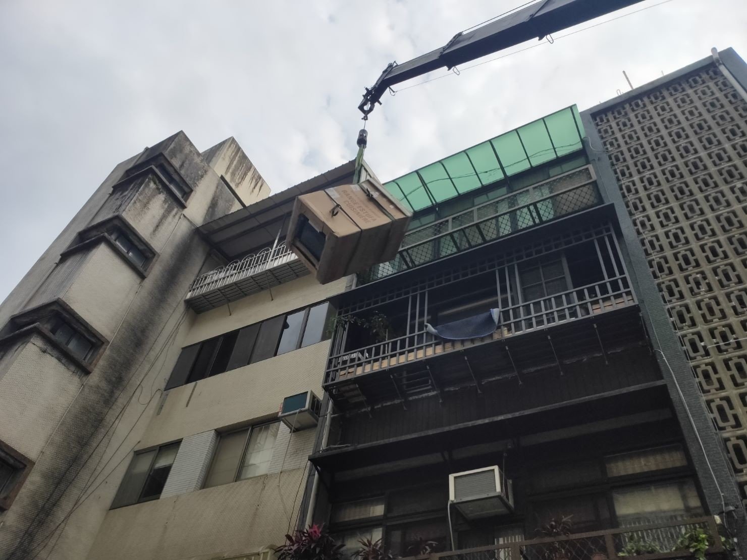 單件家具運送、單一物件搬運、搬重物【榮福搬家公司】石墩搬運、搬石頭桌椅、搬洗衣機、搬披薩窯、精搬金庫、搬保險櫃、精搬魚缸、精搬鋼琴、鋼琴搬運、搬平台式鋼琴、搬工派遣、醫療床搬運、醫療電動床搬運、搬雷射切割機、營業用冰箱搬運、大型家電搬運、搬家首選、吊車吊掛搬運、吊家具搬運、特殊重物搬運、專搬重物、新北搬家公司推薦、搬家公司、基隆搬家、南港搬家、桃園搬家公司推薦、台北搬家公司推薦:大台北搬家,精緻包裝搬運「細膩包裝、專業搬運、用心服務、以客為尊」是榮福搬家公司的宗旨與精神。歡迎立即來電02-2651-2727專人服務。 單件家具運送、單一物件搬運、搬重物【榮福搬家公司】石墩搬運、搬石頭桌椅、搬洗衣機、搬披薩窯、精搬金庫、搬保險櫃、精搬魚缸、精搬鋼琴、鋼琴搬運、搬平台式鋼琴、搬工派遣、醫療床搬運、醫療電動床搬運、搬雷射切割機、營業用冰箱搬運、大型家電搬運、搬家首選、吊車吊掛搬運、吊家具搬運、特殊重物搬運、專搬重物、新北搬家公司推薦、搬家公司、基隆搬家、南港搬家、桃園搬家公司推薦、台北搬家公司推薦:大台北搬家,精緻包裝搬運「細膩包裝、專業搬運、用心服務、以客為尊」是榮福搬家公司的宗旨與精神。歡迎立即來電02-2651-2727專人服務。