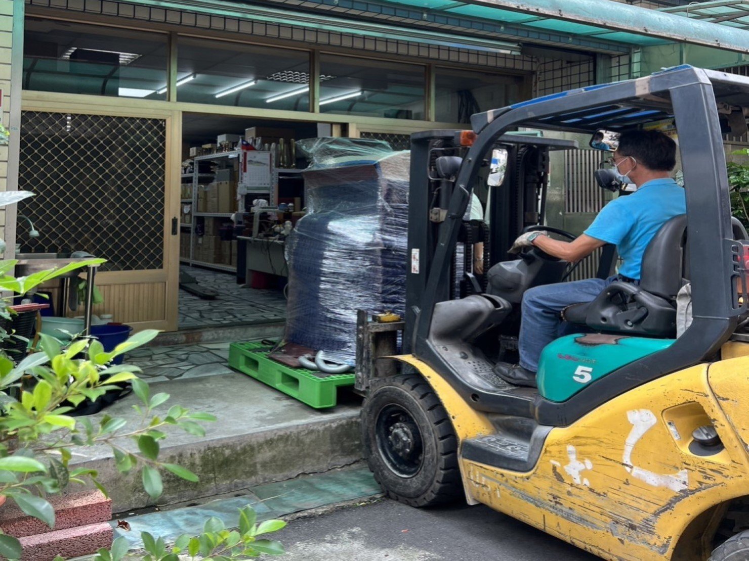 咖啡廠房商用烘豆機搬運、個人工作室烘豆機搬運、搬特殊重物商用烘豆機【榮福搬家】搬特殊重物落地型烘豆機、搬桌上型烘豆機、搬咖啡烘配去石機、搬咖啡烘焙剔石機、搬咖啡豆風選機、搬咖啡豆檢石機、搬咖啡豆選石機、營業用攪拌機搬運、營業用冰箱精緻包裝、營業用烤箱搬遷、麵包切割機、營業用冰箱搬遷、工作檯包裝,工作桌,台北搬家公司推薦:大台北搬家,精緻包裝搬運「細膩包裝、專業搬運、用心服務、以客為尊」是榮福搬家公司的宗旨與精神。歡迎立即來電02-2651-2727專人服務。 咖啡廠房商用烘豆機搬運、個人工作室烘豆機搬運、搬特殊重物商用烘豆機【榮福搬家】搬特殊重物落地型烘豆機、搬桌上型烘豆機、搬咖啡烘配去石機、搬咖啡烘焙剔石機、搬咖啡豆風選機、搬咖啡豆檢石機、搬咖啡豆選石機、營業用攪拌機搬運、營業用冰箱精緻包裝、營業用烤箱搬遷、麵包切割機、營業用冰箱搬遷、工作檯包裝,工作桌,台北搬家公司推薦:大台北搬家,精緻包裝搬運「細膩包裝、專業搬運、用心服務、以客為尊」是榮福搬家公司的宗旨與精神。歡迎立即來電02-2651-2727專人服務。