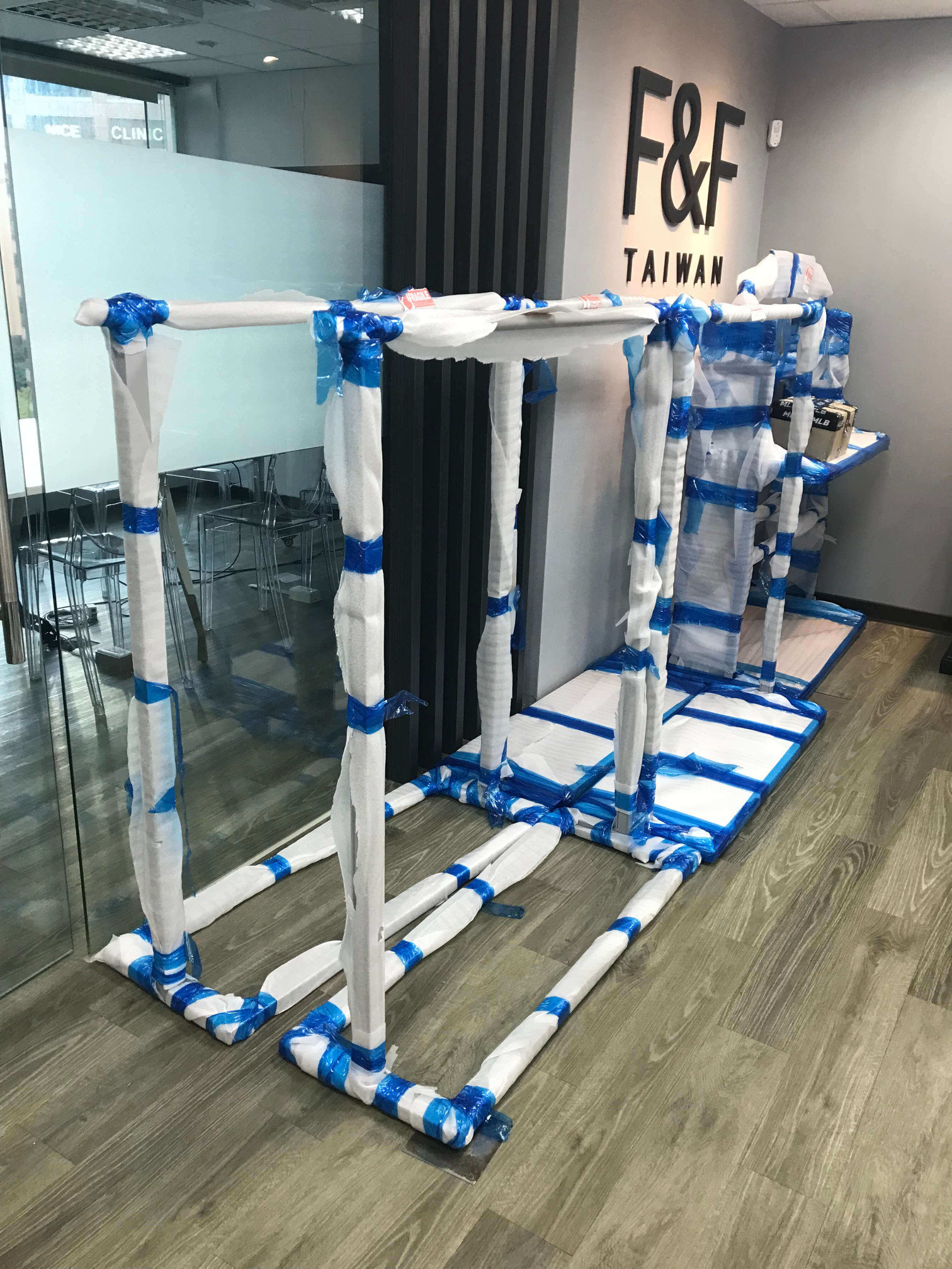 【榮福搬家】百貨倉儲暫放精緻包裝、百貨撤櫃、展示架搬運、中島雙排架搬運、服裝店展示架搬運、落地是掛衣架搬運,服飾店模特兒搬運、品牌大型公仔搬運、海外公仔搬運、公仔精緻包裝、模型精緻包裝,台北搬家公司推薦:大台北搬家,精緻包裝搬運「細膩包裝、專業搬運、用心服務、以客為尊」是榮福搬家公司的宗旨與精神。歡迎立即來電02-2651-2727專人服務。 【榮福搬家】百貨倉儲暫放精緻包裝、百貨撤櫃、展示架搬運、中島雙排架搬運、服裝店展示架搬運、落地是掛衣架搬運,服飾店模特兒搬運、品牌大型公仔搬運、海外公仔搬運、公仔精緻包裝、模型精緻包裝,台北搬家公司推薦:大台北搬家,精緻包裝搬運「細膩包裝、專業搬運、用心服務、以客為尊」是榮福搬家公司的宗旨與精神。歡迎立即來電02-2651-2727專人服務。