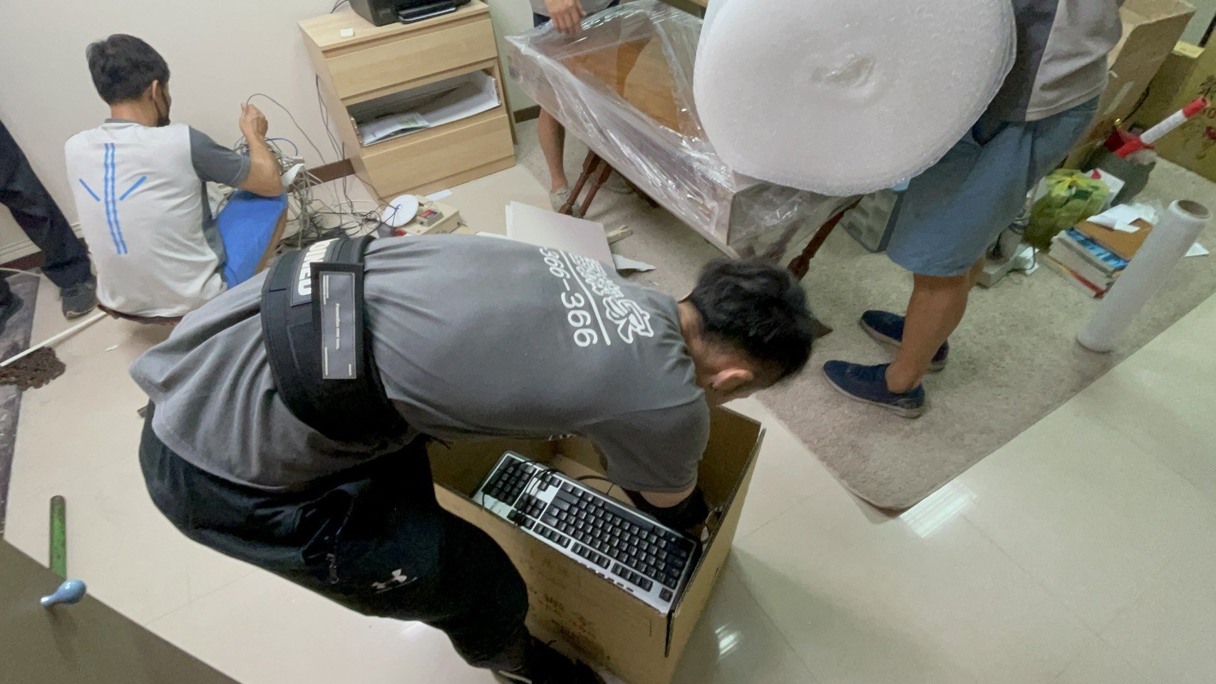 專搬重物、搬家公司推薦、新北搬家公司推薦【榮福搬家公司】基隆搬家、南港搬家、桃園搬家公司推薦、家庭搬家、精緻搬家、精緻包裝、打包裝箱、跨縣市搬家、搬工計時、人工搬運、床墊搬運、冰箱搬運、搬家具、搬家首選、吊掛搬運、吊家具搬運、搬家紙箱、氣泡捲、膠膜、黃色透明膠帶、大型家具搬運、搬木製家具、搬大理石桌、台北搬家公司推薦:大台北搬家,精緻包裝搬運「細膩包裝、專業搬運、用心服務、以客為尊」是榮福搬家公司的宗旨與精神。歡迎立即來電02-2651-2727專人服務。 專搬重物、搬家公司推薦、新北搬家公司推薦【榮福搬家公司】基隆搬家、南港搬家、桃園搬家公司推薦、家庭搬家、精緻搬家、精緻包裝、打包裝箱、跨縣市搬家、搬工計時、人工搬運、床墊搬運、冰箱搬運、搬家具、搬家首選、吊掛搬運、吊家具搬運、搬家紙箱、氣泡捲、膠膜、黃色透明膠帶、大型家具搬運、搬木製家具、搬大理石桌、台北搬家公司推薦:大台北搬家,精緻包裝搬運「細膩包裝、專業搬運、用心服務、以客為尊」是榮福搬家公司的宗旨與精神。歡迎立即來電02-2651-2727專人服務。