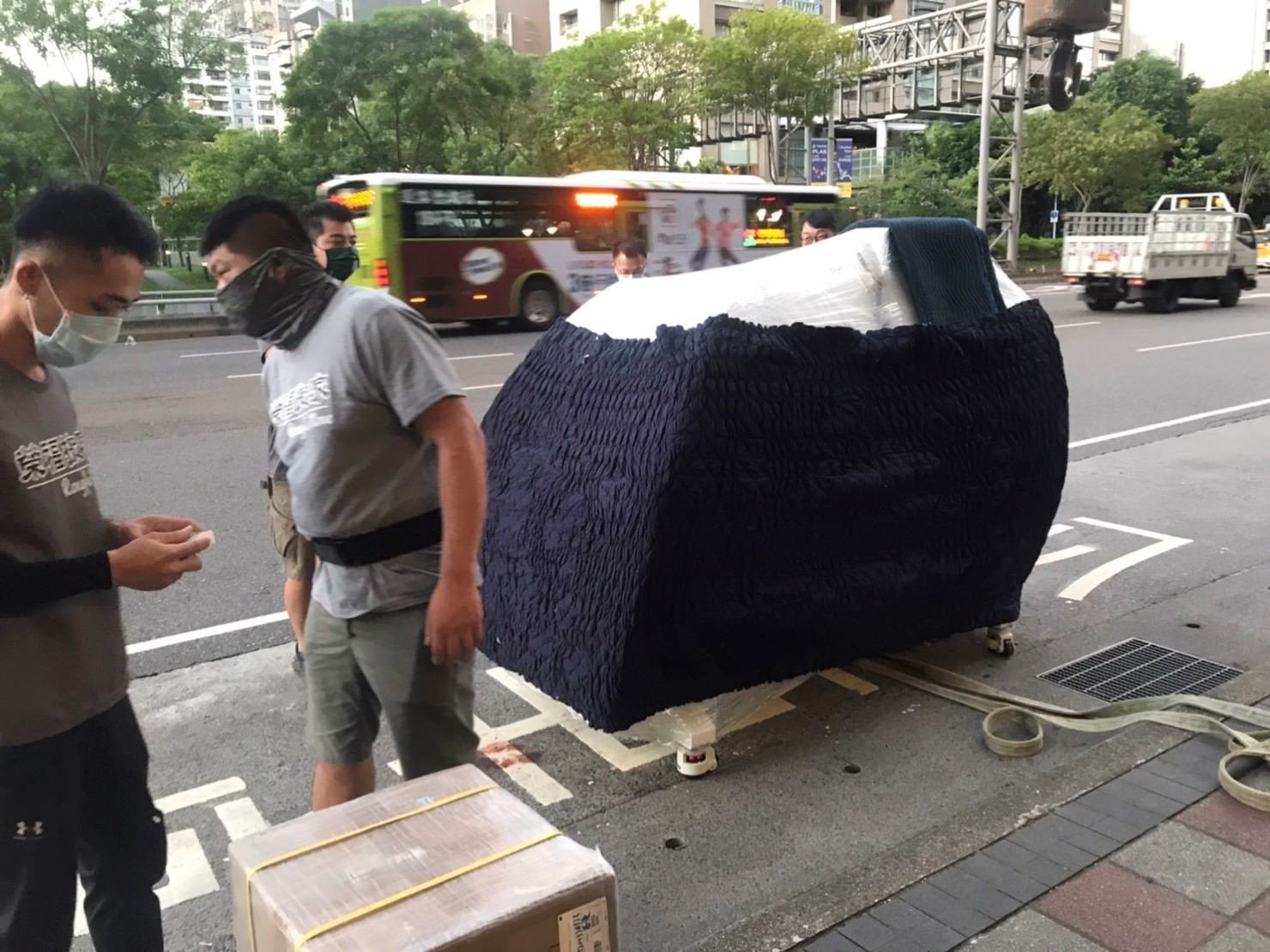台北搬家重物吊掛搬運∣南港搬家重物吊掛搬運∣新北搬家重物吊掛搬運∣雙北搬家重物吊掛搬運∣汐止搬家重物吊掛運∣五股搬家重物吊搬運搬運∣ ∣板橋搬家重物吊掛搬運∣桃園搬家重物吊掛搬運推薦【榮福搬家】屬專業搬家細吊累運唯一的選擇,累積20年來特殊重物的搬運經驗,專業敏捷快速完成您的各項搬運任務。榮福搬家擁有精細的包裝搬運「精細包裝、專業搬運、用心服務、以客為尊」是榮福家搬運公司的宗旨與精神。歡迎立即來電02-2651-2727人服務。 台北搬家重物吊掛搬運∣南港搬家重物吊掛搬運∣新北搬家重物吊掛搬運∣雙北搬家重物吊掛搬運∣汐止搬家重物吊掛運∣五股搬家重物吊搬運搬運∣ ∣板橋搬家重物吊掛搬運∣桃園搬家重物吊掛搬運推薦【榮福搬家】屬專業搬家細吊累運唯一的選擇,累積20年來特殊重物的搬運經驗,專業敏捷快速完成您的各項搬運任務。榮福搬家擁有精細的包裝搬運「精細包裝、專業搬運、用心服務、以客為尊」是榮福家搬運公司的宗旨與精神。歡迎立即來電02-2651-2727人服務。
