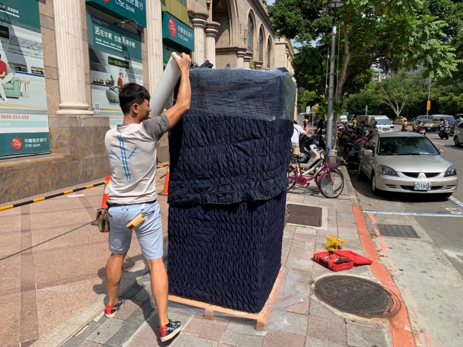 【榮福搬家公司】口碑第一、台北搬家推薦：重物搬運重達200公斤以上的研究室實驗用負30度冰箱搬運，「細膩包裝、專業搬運、用心服務、以客為尊」是榮福搬家公司的宗旨與精神。歡迎立即來電02-2651-2727專人服務。