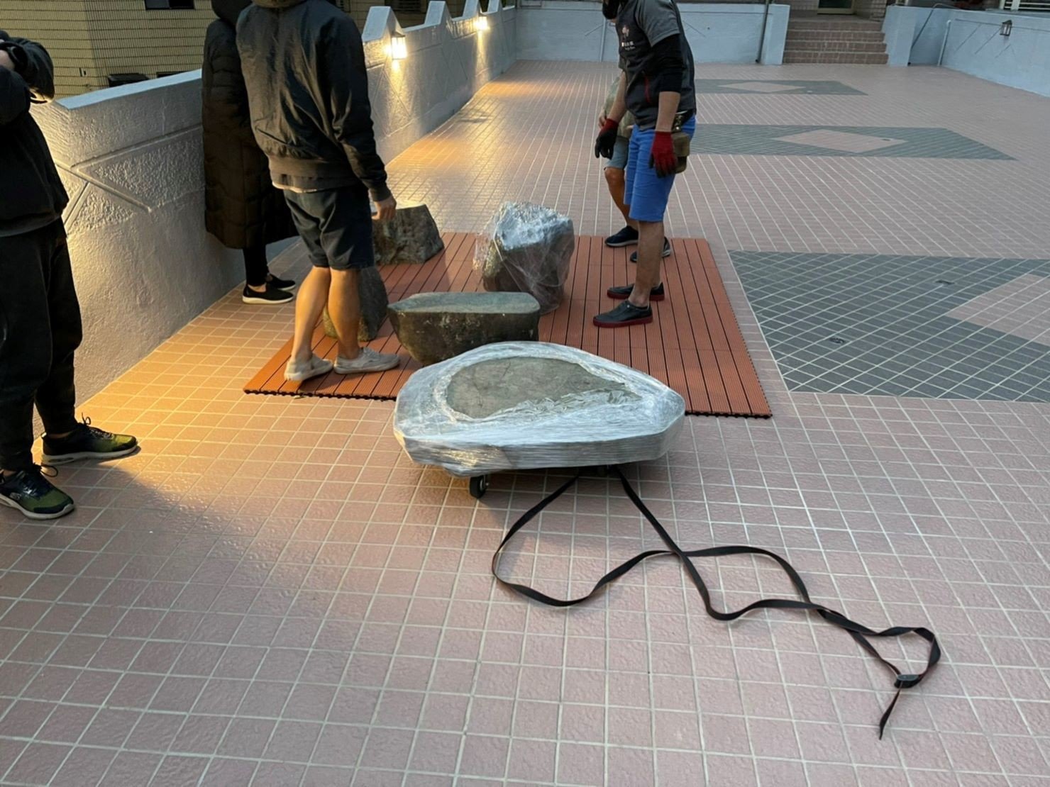 搬重物【榮福搬家公司】石墩搬運、搬石椅、搬石頭桌、搬洗衣機、搬披薩窯、精搬金庫、搬保險櫃、精搬魚缸、精搬鋼琴、跨縣搬家、搬工派遣、搬運、搬床墊、搬冰箱、搬家具、搬家首選、吊掛搬運、吊家具搬運、特殊重物搬運、專搬重物、新北搬家推薦、搬家公司、基隆搬家、南港搬家、桃園搬家公司、台北搬家公司推薦:大台北搬家,精緻包裝搬運「細膩包裝、專業搬運、用心服務、以客為尊」是榮福搬家公司的宗旨與精神。歡迎立即來電02-2651-2727專人服務。 搬重物【榮福搬家公司】石墩搬運、搬石椅、搬石頭桌、搬洗衣機、搬披薩窯、精搬金庫、搬保險櫃、精搬魚缸、精搬鋼琴、跨縣搬家、搬工派遣、搬運、搬床墊、搬冰箱、搬家具、搬家首選、吊掛搬運、吊家具搬運、特殊重物搬運、專搬重物、新北搬家推薦、搬家公司、基隆搬家、南港搬家、桃園搬家公司、台北搬家公司推薦:大台北搬家,精緻包裝搬運「細膩包裝、專業搬運、用心服務、以客為尊」是榮福搬家公司的宗旨與精神。歡迎立即來電02-2651-2727專人服務。