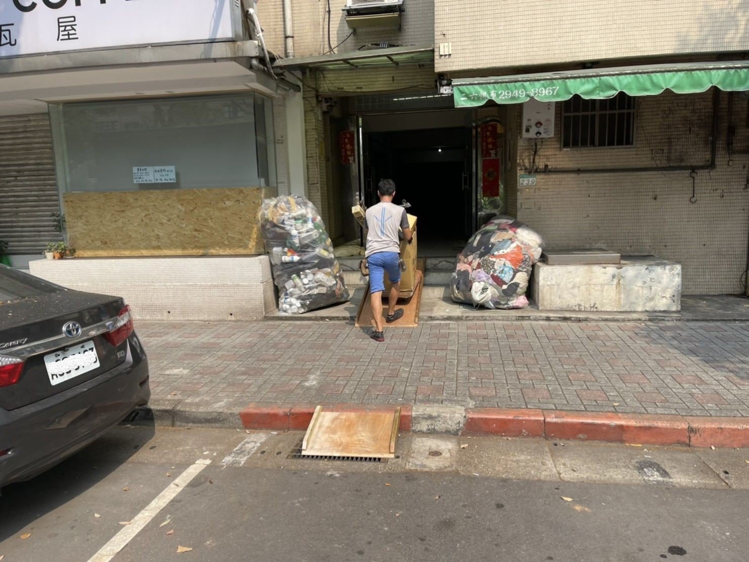 新北市垃圾清運、台北市垃圾清運、不要的家具怎麼辦、搬家公司推薦、新北搬家公司推薦【榮福搬家公司】南港搬家、桃園搬家公司推薦、桃園大型垃圾、台北搬家公司推薦、搬垃圾處理、家庭廢棄物清運、廢棄物處理、搬運廢棄物、家具垃圾處理、清運、搬家具、冰箱搬運、基隆搬家、大型家電回收清運、床墊搬運、搬衣櫃、大型家具丟棄、大型家具清運、搬公司行號、家庭垃圾清運公司、清垃圾、廢棄家具處理、廢棄家具清運、垃圾清運費用、搬家車,針對顧客都秉持以用心實在專業搬家技巧,搬家實在用心值得您的信賴與選擇。歡迎來電咨詢02-2651-2727,榮福搬家有專員立即為您服務。 新北市垃圾清運、台北市垃圾清運、不要的家具怎麼辦、搬家公司推薦、新北搬家公司推薦【榮福搬家公司】南港搬家、桃園搬家公司推薦、桃園大型垃圾、台北搬家公司推薦、搬垃圾處理、家庭廢棄物清運、廢棄物處理、搬運廢棄物、家具垃圾處理、清運、搬家具、冰箱搬運、基隆搬家、大型家電回收清運、床墊搬運、搬衣櫃、大型家具丟棄、大型家具清運、搬公司行號、家庭垃圾清運公司、清垃圾、廢棄家具處理、廢棄家具清運、垃圾清運費用、搬家車,針對顧客都秉持以用心實在專業搬家技巧,搬家實在用心值得您的信賴與選擇。歡迎來電咨詢02-2651-2727,榮福搬家有專員立即為您服務。