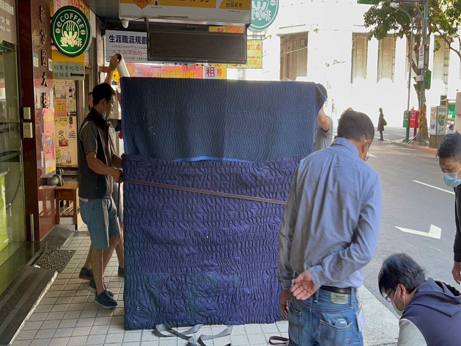 搬重物、重物搬運【榮福搬家公司】石墩搬運、搬石椅、搬石頭桌、搬洗衣機、搬披薩窯、精搬金庫、搬保險櫃、精搬魚缸、精搬鋼琴、跨縣搬家、搬工派遣、搬運、床墊搬運、冰箱搬運、搬營業用冰箱、鋼琴搬運、超低溫冷凍櫃搬運、滾筒洗衣機搬運、搬醫療床、搬電動床、搬家具、搬家首選、吊掛搬運、吊家具搬運、特殊重物搬運、專搬重物、重物搬運器、單一重物搬運、新北搬家推薦、搬家公司、基隆搬家、南港搬家、桃園搬家公司、台北搬家公司推薦:大台北搬家,精緻包裝搬運「細膩包裝、專業搬運、用心服務、以客為尊」是榮福搬家公司的宗旨與精神。歡迎立即來電02-2651-2727專人服務。 搬重物、重物搬運【榮福搬家公司】石墩搬運、搬石椅、搬石頭桌、搬洗衣機、搬披薩窯、精搬金庫、搬保險櫃、精搬魚缸、精搬鋼琴、跨縣搬家、搬工派遣、搬運、床墊搬運、冰箱搬運、搬營業用冰箱、鋼琴搬運、超低溫冷凍櫃搬運、滾筒洗衣機搬運、搬醫療床、搬電動床、搬家具、搬家首選、吊掛搬運、吊家具搬運、特殊重物搬運、專搬重物、重物搬運器、單一重物搬運、新北搬家推薦、搬家公司、基隆搬家、南港搬家、桃園搬家公司、台北搬家公司推薦:大台北搬家,精緻包裝搬運「細膩包裝、專業搬運、用心服務、以客為尊」是榮福搬家公司的宗旨與精神。歡迎立即來電02-2651-2727專人服務。