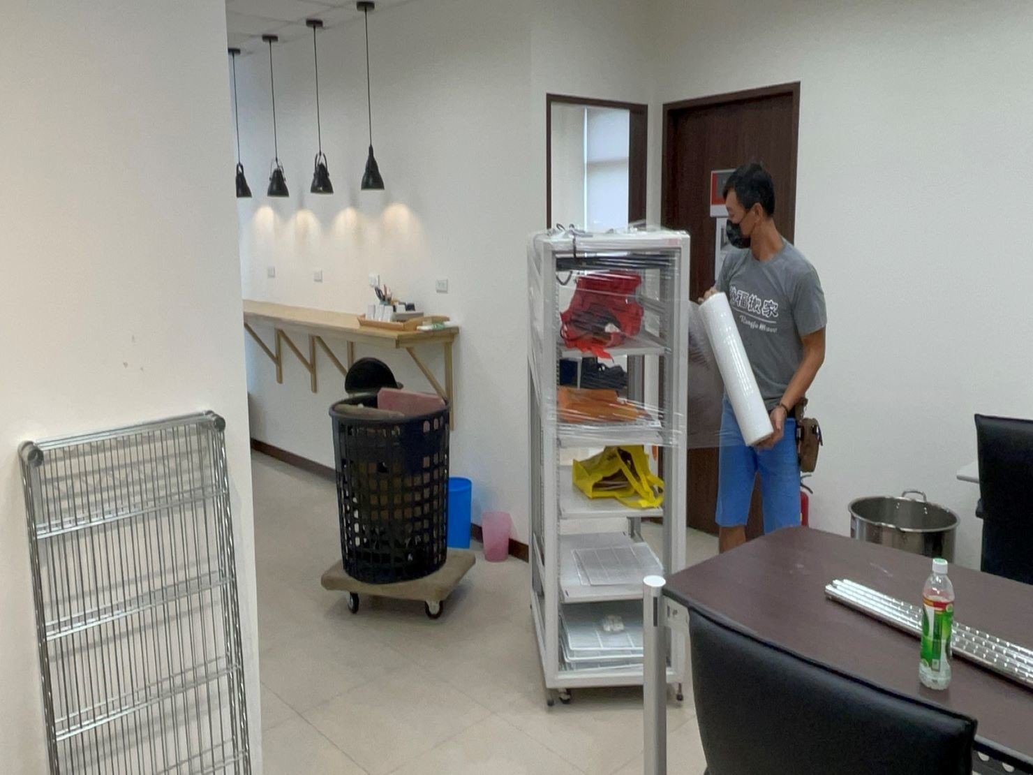 搬家公司推薦、台北搬家推薦【榮福搬家公司】南港搬家、桃園搬家公司推薦、新北搬家公司推薦、企業搬運服務、生技公司、公司行號搬遷、政府機關搬遷、機械手臂搬遷、精緻包裝,安全搬運、針對顧客都秉持以用心實在專業搬家技巧,搬家實在用心值得您的信賴與選擇。歡迎來電咨詢02-2651-2727,榮福搬家有專員立即為您服務。 搬家公司推薦、台北搬家推薦【榮福搬家公司】南港搬家、桃園搬家公司推薦、新北搬家公司推薦、企業搬運服務、生技公司、公司行號搬遷、政府機關搬遷、機械手臂搬遷、精緻包裝,安全搬運、針對顧客都秉持以用心實在專業搬家技巧,搬家實在用心值得您的信賴與選擇。歡迎來電咨詢02-2651-2727,榮福搬家有專員立即為您服務。