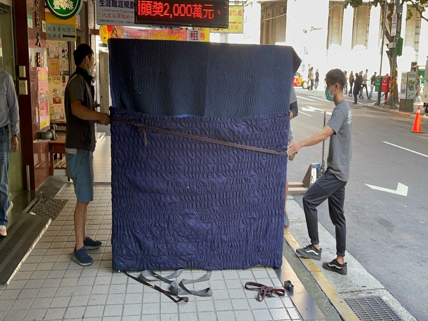 搬重物、重物搬運【榮福搬家公司】石墩搬運、搬石椅、搬石頭桌、搬洗衣機、搬披薩窯、精搬金庫、搬保險櫃、精搬魚缸、精搬鋼琴、跨縣搬家、搬工派遣、搬運、床墊搬運、冰箱搬運、搬營業用冰箱、鋼琴搬運、超低溫冷凍櫃搬運、滾筒洗衣機搬運、搬醫療床、搬電動床、搬家具、搬家首選、吊掛搬運、吊家具搬運、特殊重物搬運、專搬重物、重物搬運器、單一重物搬運、新北搬家推薦、搬家公司、基隆搬家、南港搬家、桃園搬家公司、台北搬家公司推薦:大台北搬家,精緻包裝搬運「細膩包裝、專業搬運、用心服務、以客為尊」是榮福搬家公司的宗旨與精神。歡迎立即來電02-2651-2727專人服務。 搬重物、重物搬運【榮福搬家公司】石墩搬運、搬石椅、搬石頭桌、搬洗衣機、搬披薩窯、精搬金庫、搬保險櫃、精搬魚缸、精搬鋼琴、跨縣搬家、搬工派遣、搬運、床墊搬運、冰箱搬運、搬營業用冰箱、鋼琴搬運、超低溫冷凍櫃搬運、滾筒洗衣機搬運、搬醫療床、搬電動床、搬家具、搬家首選、吊掛搬運、吊家具搬運、特殊重物搬運、專搬重物、重物搬運器、單一重物搬運、新北搬家推薦、搬家公司、基隆搬家、南港搬家、桃園搬家公司、台北搬家公司推薦:大台北搬家,精緻包裝搬運「細膩包裝、專業搬運、用心服務、以客為尊」是榮福搬家公司的宗旨與精神。歡迎立即來電02-2651-2727專人服務。