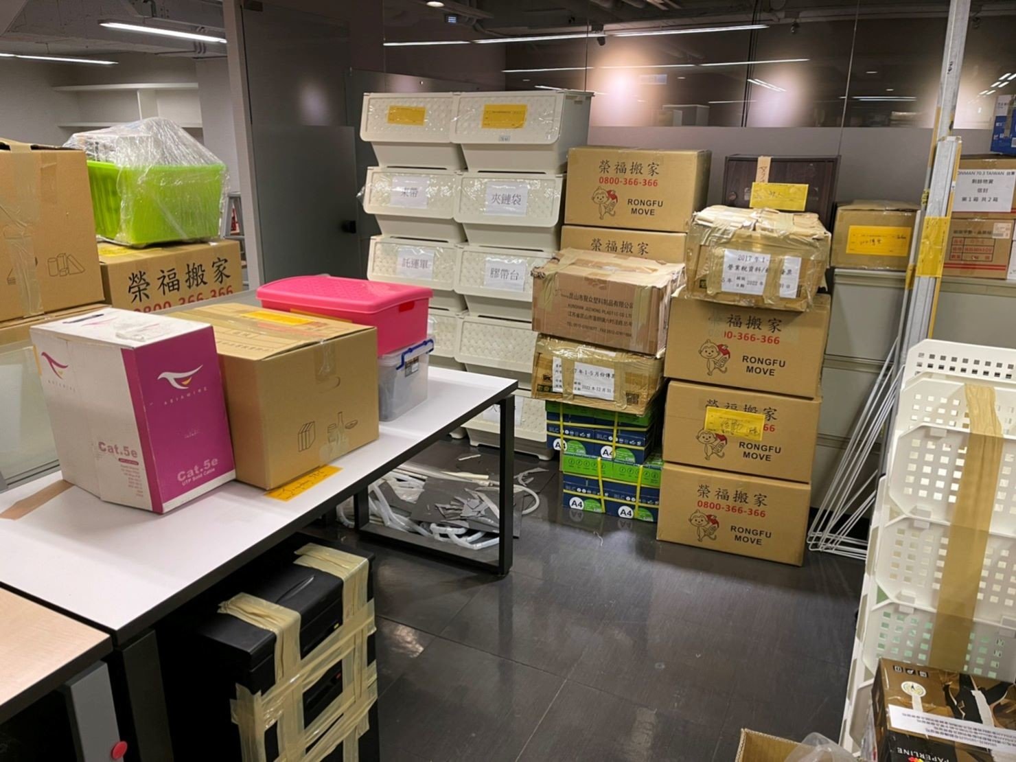 搬家公司推薦、台北搬家推薦【榮福搬家公司】南港搬家、桃園搬家公司推薦、新北搬家公司推薦、企業搬運服務、搬公司行號、廠房遷移、屏風拆裝、公司行號搬遷、政府機關搬遷、百貨專櫃遷移、學校單位搬遷、雜貨店搬遷、精緻包裝、家庭搬家、搬鋼琴、搬工、搬家公司紙箱、黃色膠帶、搬家估價、基隆搬家、家具拆裝、搬家具,針對顧客都秉持以用心實在專業搬家技巧,搬家實在用心值得您的信賴與選擇。歡迎來電咨詢02-2651-2727,榮福搬家有專員立即為您服務。 搬家公司推薦、台北搬家推薦【榮福搬家公司】南港搬家、桃園搬家公司推薦、新北搬家公司推薦、企業搬運服務、搬公司行號、廠房遷移、屏風拆裝、公司行號搬遷、政府機關搬遷、百貨專櫃遷移、學校單位搬遷、雜貨店搬遷、精緻包裝、家庭搬家、搬鋼琴、搬工、搬家公司紙箱、黃色膠帶、搬家估價、基隆搬家、家具拆裝、搬家具,針對顧客都秉持以用心實在專業搬家技巧,搬家實在用心值得您的信賴與選擇。歡迎來電咨詢02-2651-2727,榮福搬家有專員立即為您服務。