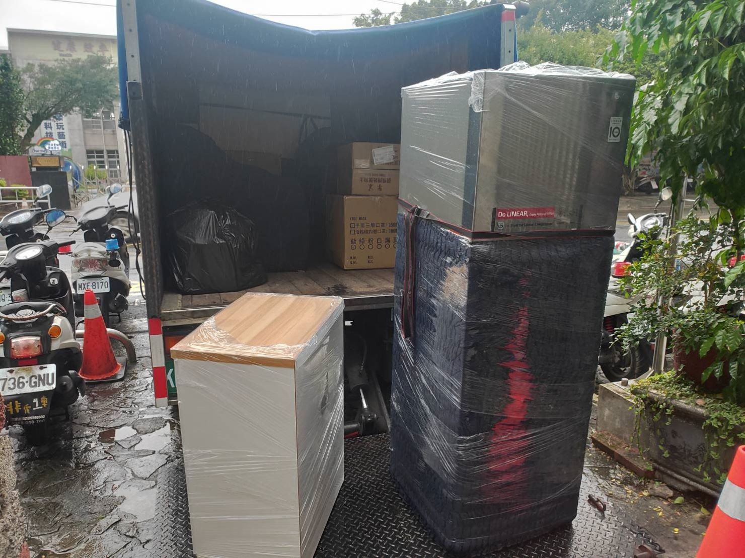搬冰箱【榮福搬家公司】台北搬家、家庭搬家、搬家、新北搬家、搬家首選、搬家公司推薦:優質搬家,包裝搬運「細膩包裝、專業搬運、用心服務、以客為尊」是榮福搬家公司的宗旨與精神。住家搬遷、家庭搬遷,歡迎立即來電02-2651-2727專人服務。 搬冰箱【榮福搬家公司】台北搬家、家庭搬家、搬家、新北搬家、搬家首選、搬家公司推薦:優質搬家,包裝搬運「細膩包裝、專業搬運、用心服務、以客為尊」是榮福搬家公司的宗旨與精神。住家搬遷、家庭搬遷,歡迎立即來電02-2651-2727專人服務。