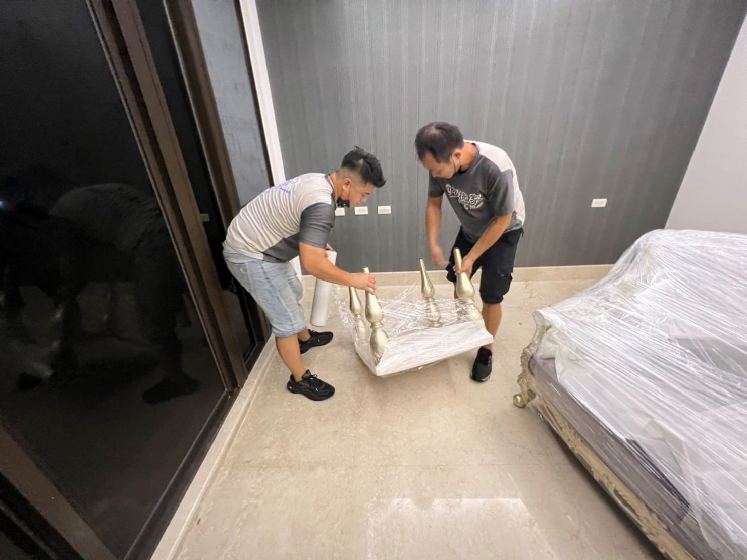台北倉儲暫放精緻包裝∣南港倉儲暫放精緻包裝∣新北倉儲暫放精緻包裝∣雙北倉儲暫放精緻包裝∣汐止倉儲暫放精緻包裝∣中永和倉儲暫放精緻包裝∣板橋倉儲暫放精緻包裝∣五股倉儲暫放精緻包裝∣基隆倉儲暫放精緻包裝∣桃園倉儲暫放精緻包裝,精緻包裝搬運「細膩包裝、專業搬運、用心服務、以客為尊」是榮福搬家公司的宗旨與精神。歡迎立即來電02-2651-2727專人服務。 台北倉儲暫放精緻包裝∣南港倉儲暫放精緻包裝∣新北倉儲暫放精緻包裝∣雙北倉儲暫放精緻包裝∣汐止倉儲暫放精緻包裝∣中永和倉儲暫放精緻包裝∣板橋倉儲暫放精緻包裝∣五股倉儲暫放精緻包裝∣基隆倉儲暫放精緻包裝∣桃園倉儲暫放精緻包裝,精緻包裝搬運「細膩包裝、專業搬運、用心服務、以客為尊」是榮福搬家公司的宗旨與精神。歡迎立即來電02-2651-2727專人服務。