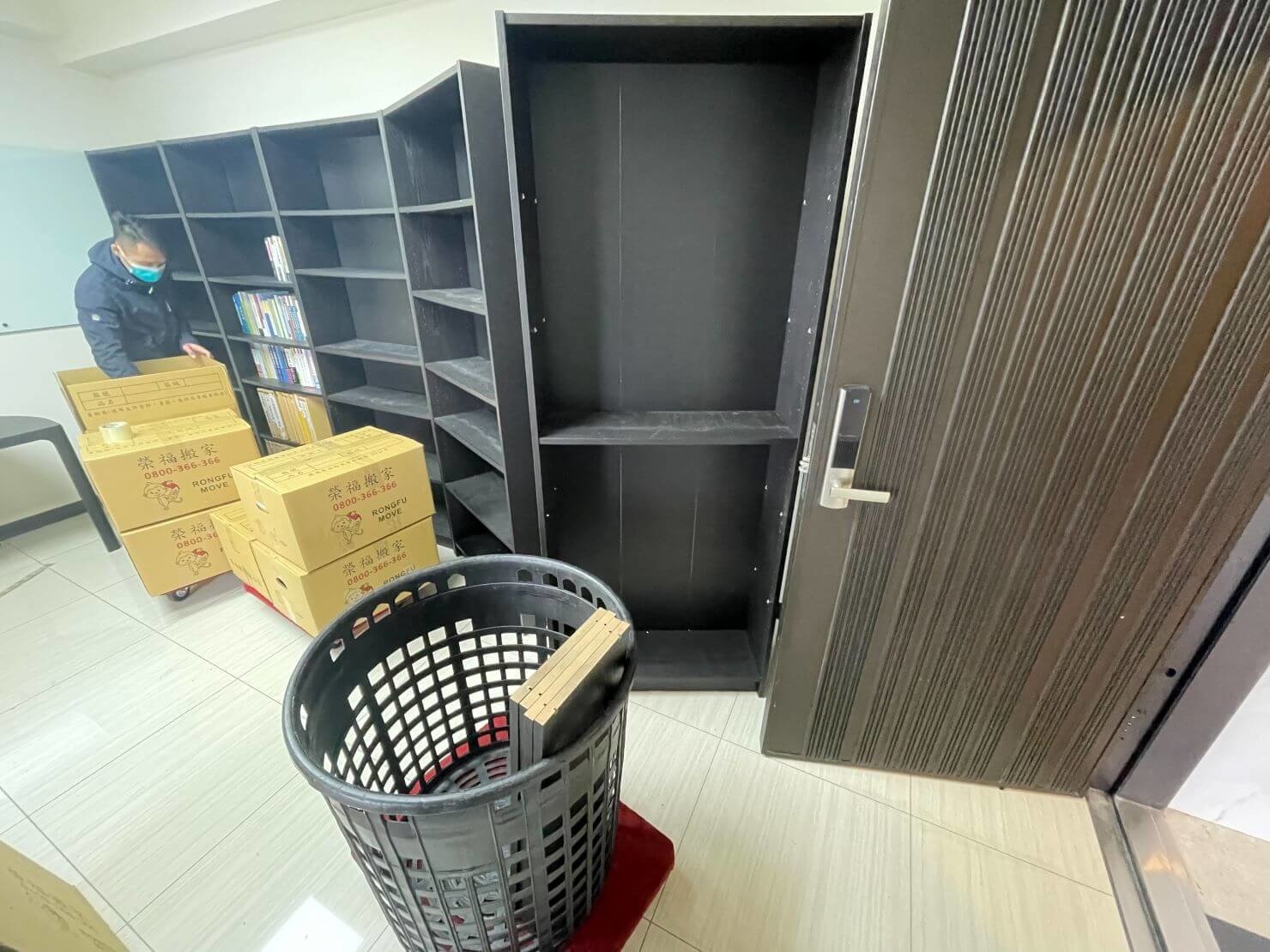 搬家公司推薦、台北搬家推薦【榮福搬家公司】南港搬家、桃園搬家公司推薦、新北搬家公司推薦、基隆搬家公司推薦、台北搬家公司推薦、搬辦公桌、文件資料櫃搬運、書櫃資料櫃搬運、辦公椅、搬資料櫃、辦公室遷移、搬會客桌、碎紙機、印表機、搬玻璃櫥白板、文件收納櫃拆組裝、書櫃拆組裝事務機搬運、搬電腦設備、個人辦公室搬遷、事務所搬遷、律師事務所搬遷、公司行號搬遷、政府機關搬遷、學校單位搬遷、辦公室專人打包裝箱、辦公文件專人打包裝箱分類、搬家紙箱、搬鐵櫃、搬保密文件、保密文件銷毀、搬工計時、搬工服務、人力搬運,針對顧客都秉持以用心實在專業搬家技巧,搬家實在用心值得您的信賴與選擇。歡迎來電咨詢02-2651-2727,榮福搬家有專員立即為您服務。 搬家公司推薦、台北搬家推薦【榮福搬家公司】南港搬家、桃園搬家公司推薦、新北搬家公司推薦、基隆搬家公司推薦、台北搬家公司推薦、搬辦公桌、文件資料櫃搬運、書櫃資料櫃搬運、辦公椅、搬資料櫃、辦公室遷移、搬會客桌、碎紙機、印表機、搬玻璃櫥白板、文件收納櫃拆組裝、書櫃拆組裝事務機搬運、搬電腦設備、個人辦公室搬遷、事務所搬遷、律師事務所搬遷、公司行號搬遷、政府機關搬遷、學校單位搬遷、辦公室專人打包裝箱、辦公文件專人打包裝箱分類、搬家紙箱、搬鐵櫃、搬保密文件、保密文件銷毀、搬工計時、搬工服務、人力搬運,針對顧客都秉持以用心實在專業搬家技巧,搬家實在用心值得您的信賴與選擇。歡迎來電咨詢02-2651-2727,榮福搬家有專員立即為您服務。