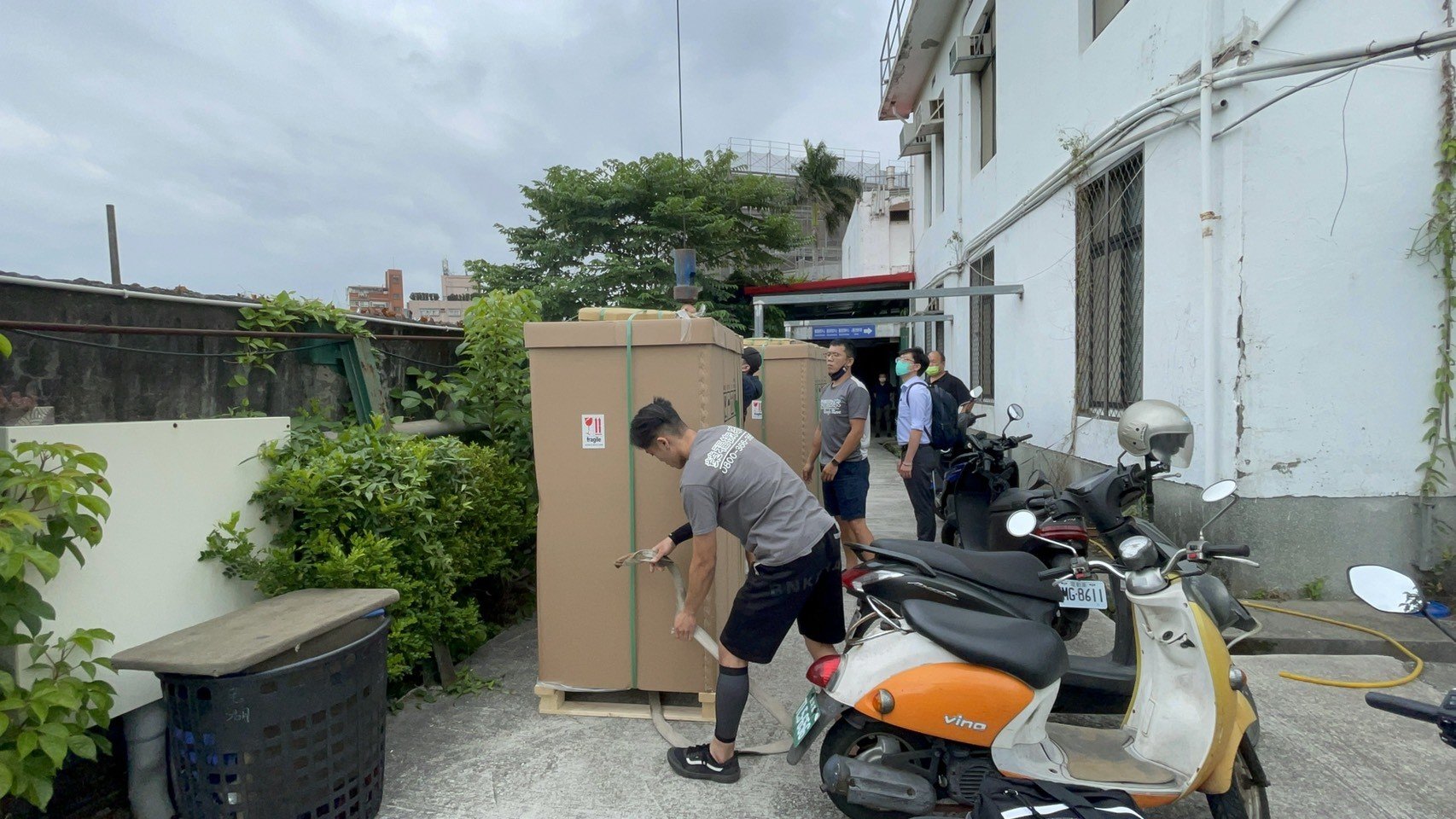 搬生物安全櫃無菌操作台、搬生醫設備、搬重物【榮福搬家公司】搬精密儀器、實驗室大型設備搬運、搬直立式冷凍櫃、搬培養箱、搬煙燻指紋箱、搬帳篷測濕儀、搬藥品冷藏櫃、石墩搬運、搬超低溫冷凍櫃、搬石頭桌椅、搬洗衣機、搬披薩窯、精搬金庫、搬保險櫃、精搬魚缸、精搬鋼琴、搬茶葉乾燥機、搬雷射雕刻切割機、跨縣市搬家、搬工計時、人力搬運、搬運、實驗室遷移、搬營業用冰箱、實驗室特殊儀器搬運、搬家首選、吊掛搬運、吊家具搬運、特殊重物搬運、生物科技儀器設備、專搬重物、新北搬家推薦、搬家公司、基隆搬家、南港搬家、桃園搬家公司、台北搬家公司推薦:大台北搬家,精緻包裝搬運「細膩包裝、專業搬運、用心服務、以客為尊」是榮福搬家公司的宗旨與精神。歡迎立即來電02-2651-2727專人服務。 搬生物安全櫃無菌操作台、搬生醫設備、搬重物【榮福搬家公司】搬精密儀器、實驗室大型設備搬運、搬直立式冷凍櫃、搬培養箱、搬煙燻指紋箱、搬帳篷測濕儀、搬藥品冷藏櫃、石墩搬運、搬超低溫冷凍櫃、搬石頭桌椅、搬洗衣機、搬披薩窯、精搬金庫、搬保險櫃、精搬魚缸、精搬鋼琴、搬茶葉乾燥機、搬雷射雕刻切割機、跨縣市搬家、搬工計時、人力搬運、搬運、實驗室遷移、搬營業用冰箱、實驗室特殊儀器搬運、搬家首選、吊掛搬運、吊家具搬運、特殊重物搬運、生物科技儀器設備、專搬重物、新北搬家推薦、搬家公司、基隆搬家、南港搬家、桃園搬家公司、台北搬家公司推薦:大台北搬家,精緻包裝搬運「細膩包裝、專業搬運、用心服務、以客為尊」是榮福搬家公司的宗旨與精神。歡迎立即來電02-2651-2727專人服務。