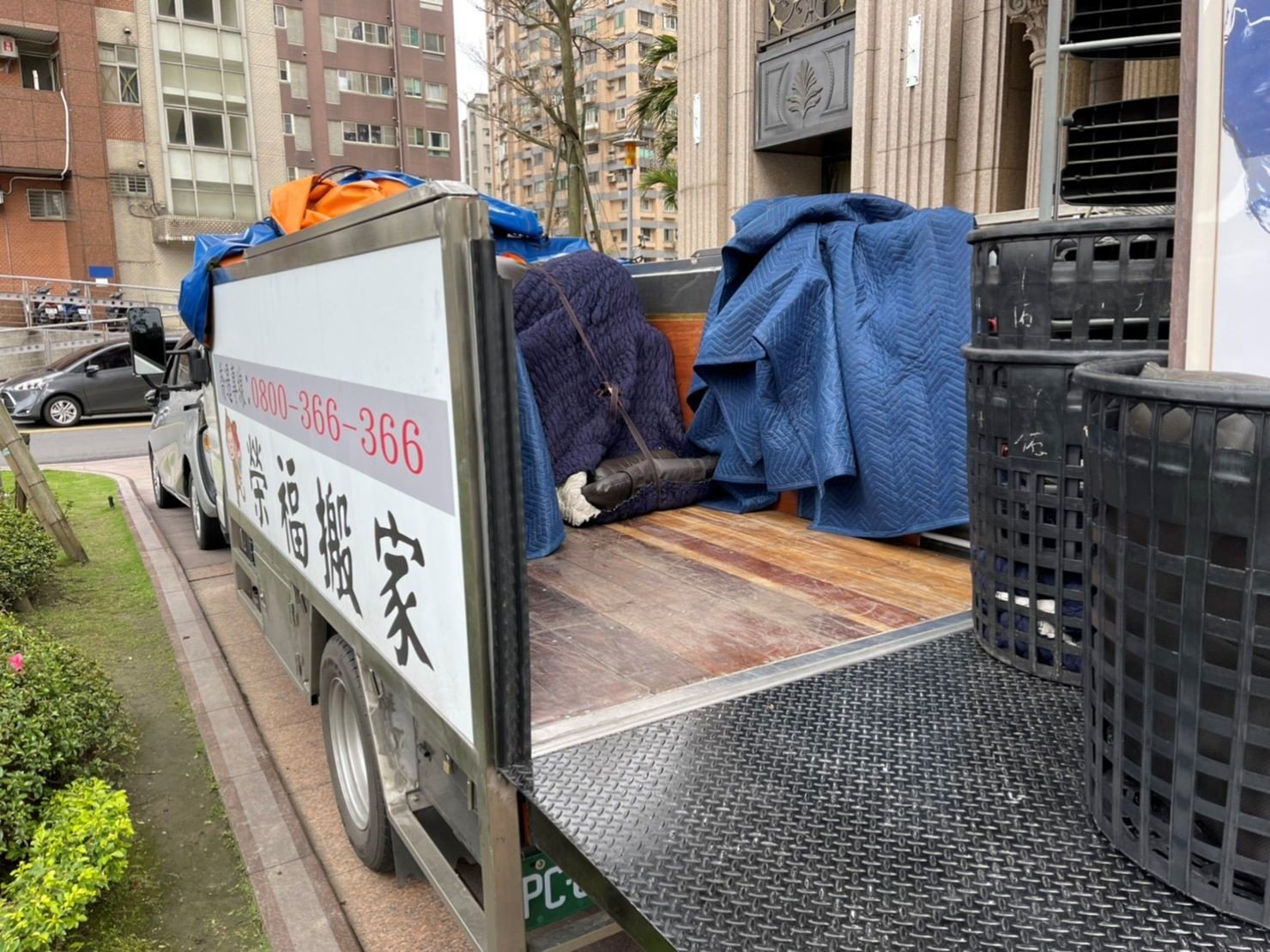 搬家公司推薦、新北搬家公司推薦【榮福搬家公司】口碑第一、搬家首選、南港搬家、桃園搬家公司推薦、台北搬家公司推薦、搬衣櫃、搬大型家具、搬家具、冰箱搬運、搬洗衣機、基隆搬家、搬家電、床墊搬運、搬金庫、搬保險櫃、搬公司行號、大型廚具搬運、各式各樣機台搬運、搬冷凍櫃、搬運動器材、店面搬遷、廠房遷移、百貨專櫃進撤櫃、家庭搬家、搬鋼琴、搬工計時、搬工服務、人力搬運、搬運、跨縣市搬家、重物搬運、魚缸搬運、搬按摩椅、搬電動醫療床、搬神桌、單件家具運送、吊家具搬運、搬家紙箱,針對顧客都秉持以用心實在專業搬家技巧,搬家實在用心值得您的信賴與選擇。歡迎來電咨詢02-2651-2727,榮福搬家有專員立即為您服務。系統式家具拆裝找專業的榮福搬家就對了。 搬家公司推薦、新北搬家公司推薦【榮福搬家公司】口碑第一、搬家首選、南港搬家、桃園搬家公司推薦、台北搬家公司推薦、搬衣櫃、搬大型家具、搬家具、冰箱搬運、搬洗衣機、基隆搬家、搬家電、床墊搬運、搬金庫、搬保險櫃、搬公司行號、大型廚具搬運、各式各樣機台搬運、搬冷凍櫃、搬運動器材、店面搬遷、廠房遷移、百貨專櫃進撤櫃、家庭搬家、搬鋼琴、搬工計時、搬工服務、人力搬運、搬運、跨縣市搬家、重物搬運、魚缸搬運、搬按摩椅、搬電動醫療床、搬神桌、單件家具運送、吊家具搬運、搬家紙箱,針對顧客都秉持以用心實在專業搬家技巧,搬家實在用心值得您的信賴與選擇。歡迎來電咨詢02-2651-2727,榮福搬家有專員立即為您服務。系統式家具拆裝找專業的榮福搬家就對了。