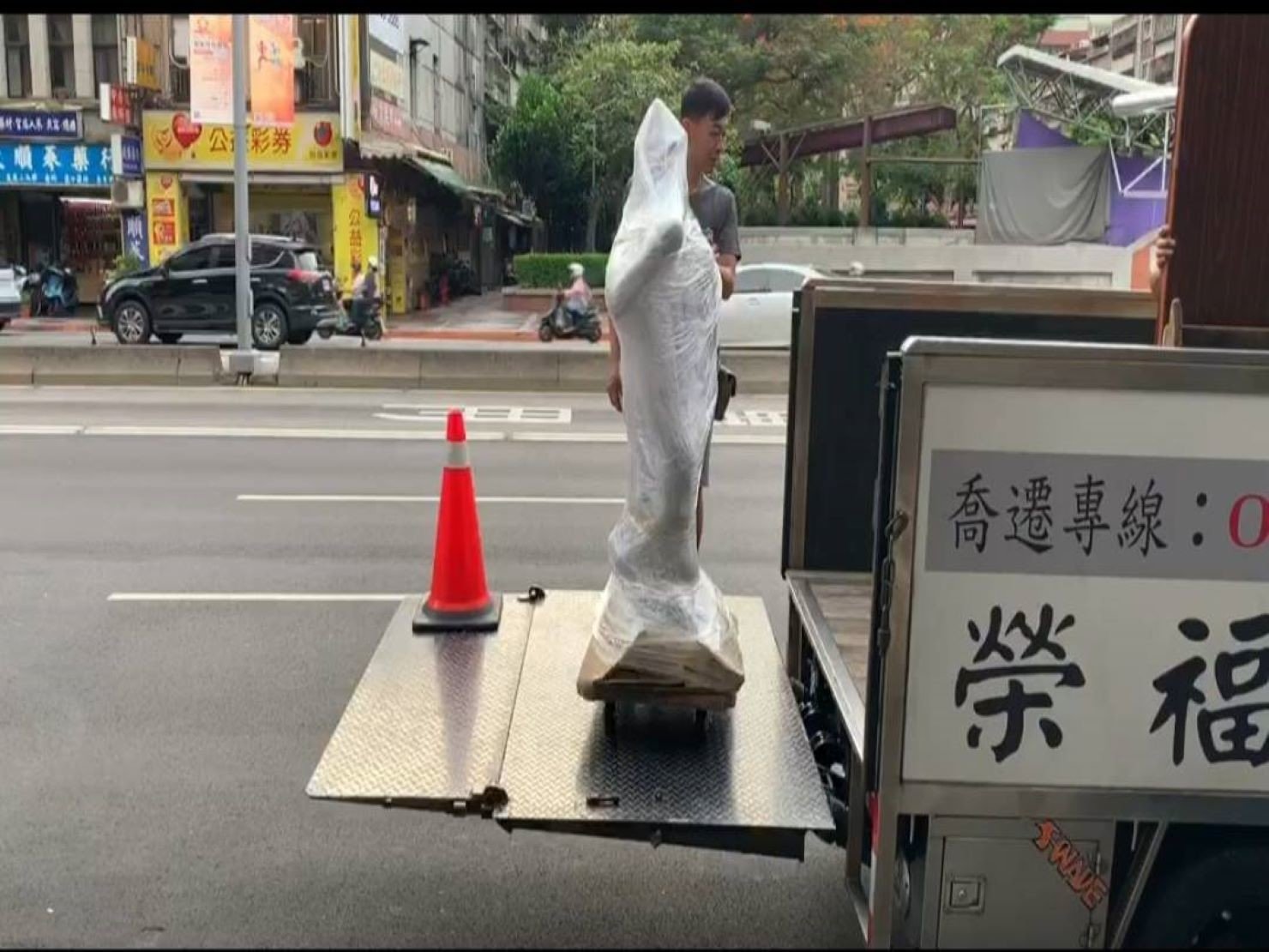 搬家【榮福搬家公司】搬家首選、台北搬家、新北搬家公司推薦:公司行號搬遷服務,包裝搬運、打包裝箱「細膩包裝、專業搬運、用心服務、以客為尊」是榮福搬家公司的宗旨與精神。歡迎立即來電02-2651-2727專人服務。 搬家【榮福搬家公司】搬家首選、台北搬家、新北搬家公司推薦:公司行號搬遷服務,包裝搬運、打包裝箱「細膩包裝、專業搬運、用心服務、以客為尊」是榮福搬家公司的宗旨與精神。歡迎立即來電02-2651-2727專人服務。