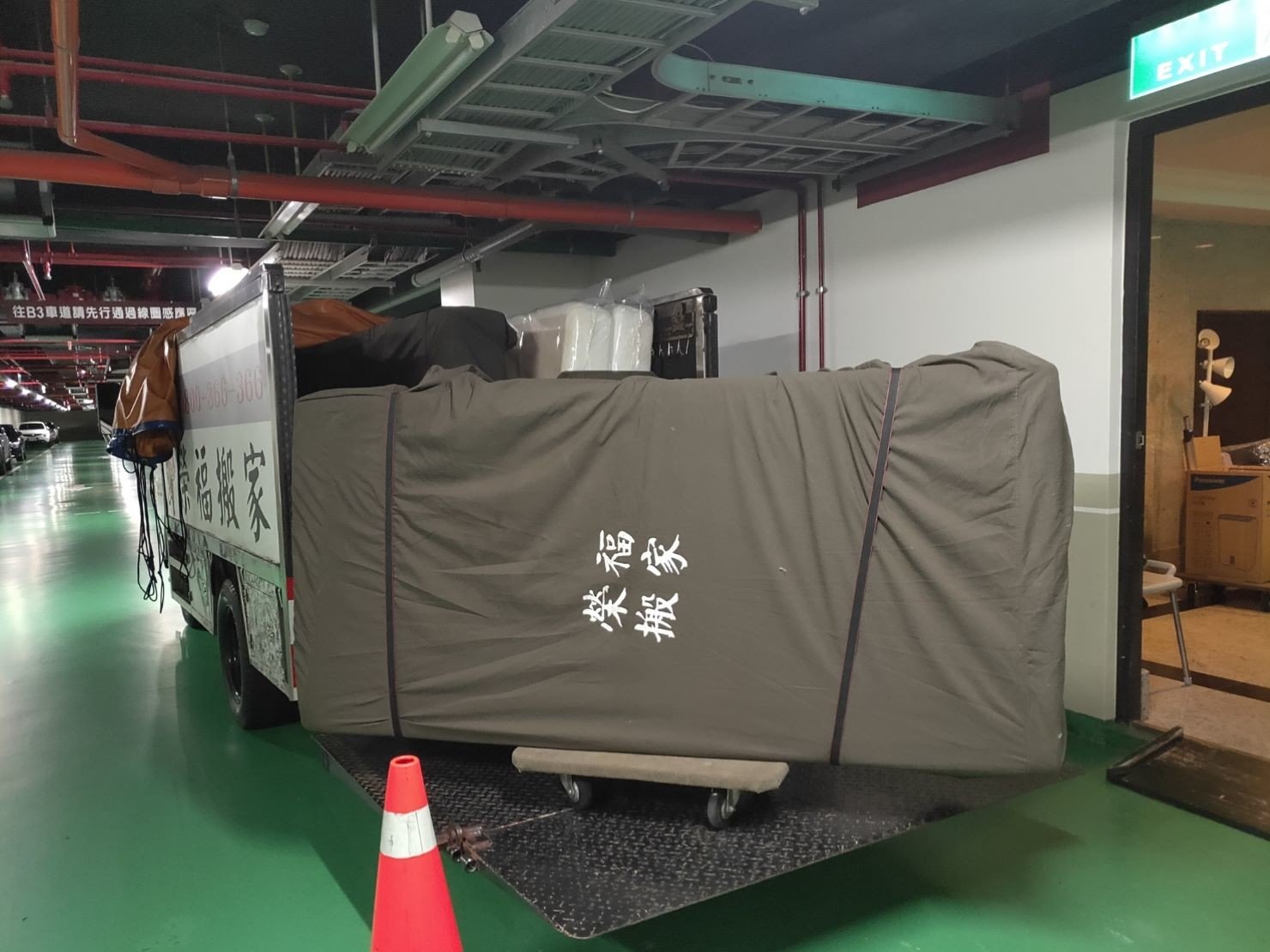 搬家推薦【榮福搬家】搬家口碑第一、台北搬家、新北搬家:【重物搬運】榮福搬家重物組師傅將做好包裝防護的單人電動醫療床放置在板車上後,運送至搬家貨車上固定擺放。 搬家推薦【榮福搬家】搬家口碑第一、台北搬家、新北搬家:【重物搬運】榮福搬家重物組師傅將做好包裝防護的單人電動醫療床放置在板車上後,運送至搬家貨車上固定擺放。