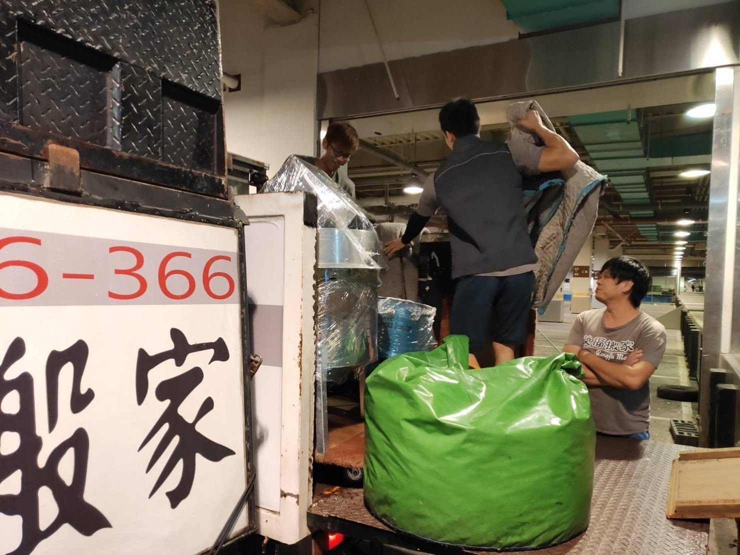 搬家公司推薦、新北搬家推薦【榮福搬家公司】南港搬家、桃園搬家推薦、家庭搬家、搬垃圾處理、搬公司行號、台北搬家推薦、搬鋼琴、搬工、搬家具、搬冰箱、搬床組、搬大型家具、搬家電、搬沙發、搬衣櫃、廢棄物處理、搬運廢棄物、廢棄物清運、家具垃圾處理,針對顧客都秉持以用心實在專業搬家技巧,搬家實在用心值得您的信賴與選擇。歡迎來電咨詢02-2651-2727,榮福搬家有專員立即為您服務。 搬家公司推薦、新北搬家推薦【榮福搬家公司】南港搬家、桃園搬家推薦、家庭搬家、搬垃圾處理、搬公司行號、台北搬家推薦、搬鋼琴、搬工、搬家具、搬冰箱、搬床組、搬大型家具、搬家電、搬沙發、搬衣櫃、廢棄物處理、搬運廢棄物、廢棄物清運、家具垃圾處理,針對顧客都秉持以用心實在專業搬家技巧,搬家實在用心值得您的信賴與選擇。歡迎來電咨詢02-2651-2727,榮福搬家有專員立即為您服務。