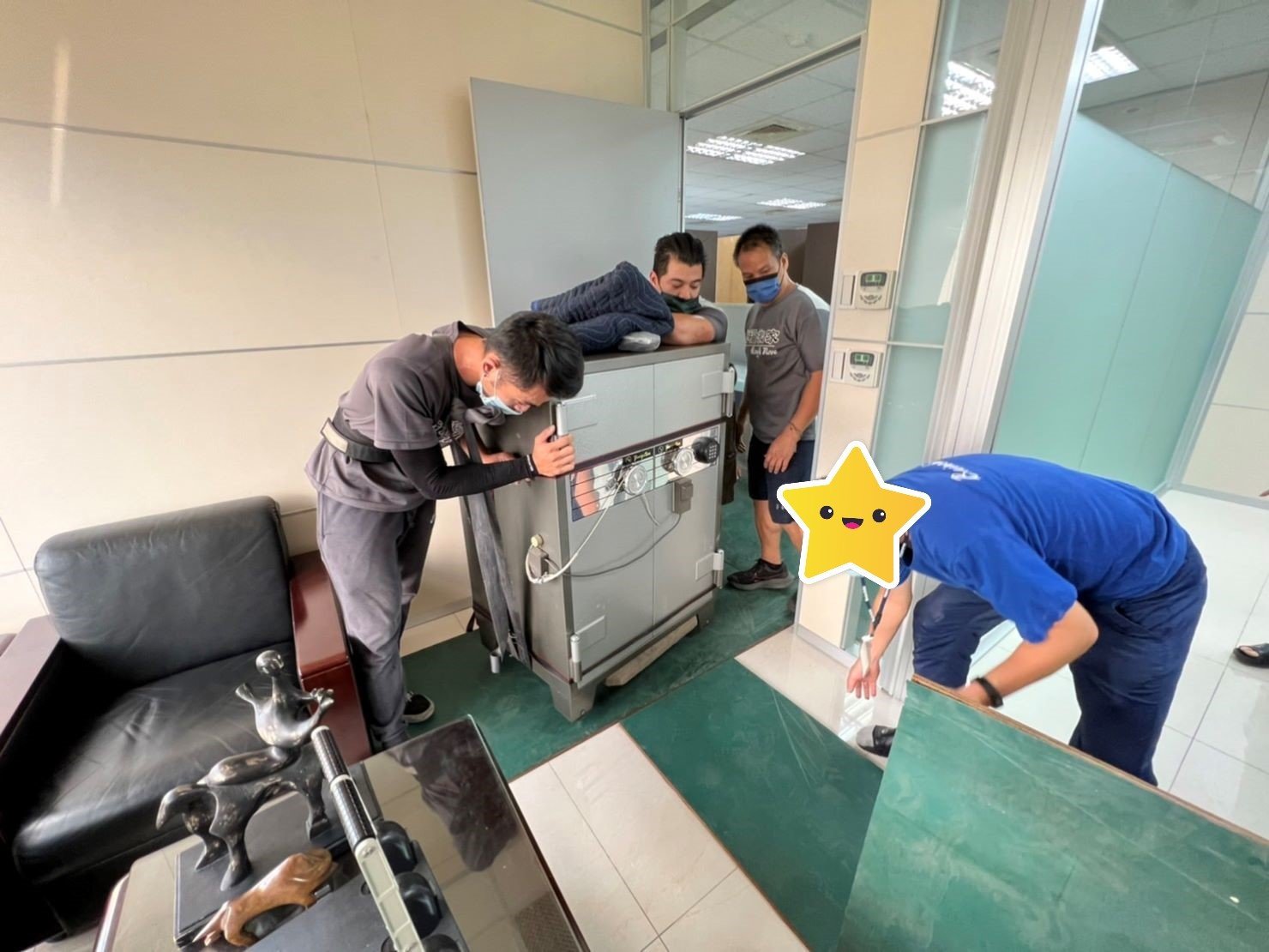 專搬公司行號保險箱、金庫,搬家公司推薦、台北辦公室搬遷推薦【榮福搬家公司】 南港公司行號金庫、保險箱搬遷、桃園公司行號金庫、保險箱搬遷、新北公司行號金庫、保險箱搬遷、基隆公司行號金庫、保險箱搬遷、特殊重物保險箱、金庫搬運、保險箱、金庫搬運、公司行號搬遷、台北公司行號金庫、保險箱清運、桃園公司行號金庫、保險箱清運、新北公司行號金庫、保險箱清運、政府機關搬遷、學校單位搬遷、精緻包裝、搬家紙箱、搬鐵櫃、搬保密文件、保密文件銷毀,針對顧客都秉持以用心實在專業搬家技巧,搬家實在用心值得您的信賴與選擇。歡迎來電咨詢02-2651-2727,榮福搬家有專員立即為您服務。 專搬公司行號保險箱、金庫,搬家公司推薦、台北辦公室搬遷推薦【榮福搬家公司】 南港公司行號金庫、保險箱搬遷、桃園公司行號金庫、保險箱搬遷、新北公司行號金庫、保險箱搬遷、基隆公司行號金庫、保險箱搬遷、特殊重物保險箱、金庫搬運、保險箱、金庫搬運、公司行號搬遷、台北公司行號金庫、保險箱清運、桃園公司行號金庫、保險箱清運、新北公司行號金庫、保險箱清運、政府機關搬遷、學校單位搬遷、精緻包裝、搬家紙箱、搬鐵櫃、搬保密文件、保密文件銷毀,針對顧客都秉持以用心實在專業搬家技巧,搬家實在用心值得您的信賴與選擇。歡迎來電咨詢02-2651-2727,榮福搬家有專員立即為您服務。