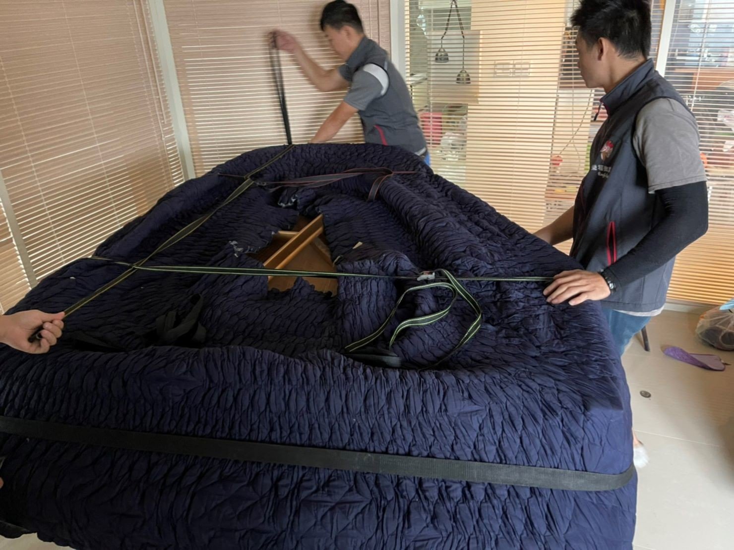 搬家公司推薦【榮福搬家】搬遷好品質值得您的信賴與選擇:【專搬鋼琴】榮福搬家師傅先以日式伸縮保護布套將三角琴琴身妥善包覆,防止三角琴碰撞、磨損刮傷;再用多條束帶與布繩緊繫在布套外加強牢固性,避免搬運過程中布套鬆散滑落。 搬家公司推薦【榮福搬家】搬遷好品質值得您的信賴與選擇:【專搬鋼琴】榮福搬家師傅先以日式伸縮保護布套將三角琴琴身妥善包覆,防止三角琴碰撞、磨損刮傷;再用多條束帶與布繩緊繫在布套外加強牢固性,避免搬運過程中布套鬆散滑落。