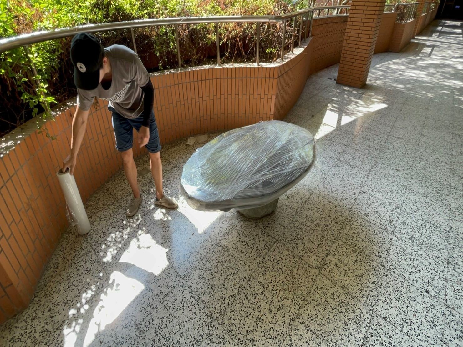 搬庭園造景設計景觀石桌椅【榮福搬家公司】石墩搬運、搬石桌椅、搬石頭桌椅、搬重物藝術品、搬家首選、吊掛搬運、吊家具搬運、特殊重物搬運、專搬重物、新北搬家推薦、搬家公司、基隆搬家、南港搬家、桃園搬家、板橋搬家、桃園搬家公司、台北搬家公司推薦、大台北搬家,各項搬家、搬運「細膩包裝、專業搬家及搬運、用心服務、以客為尊」是榮福搬家公司的宗旨與精神。歡迎立即來電02-2651-2727專人服務。 搬庭園造景設計景觀石桌椅【榮福搬家公司】石墩搬運、搬石桌椅、搬石頭桌椅、搬重物藝術品、搬家首選、吊掛搬運、吊家具搬運、特殊重物搬運、專搬重物、新北搬家推薦、搬家公司、基隆搬家、南港搬家、桃園搬家、板橋搬家、桃園搬家公司、台北搬家公司推薦、大台北搬家,各項搬家、搬運「細膩包裝、專業搬家及搬運、用心服務、以客為尊」是榮福搬家公司的宗旨與精神。歡迎立即來電02-2651-2727專人服務。