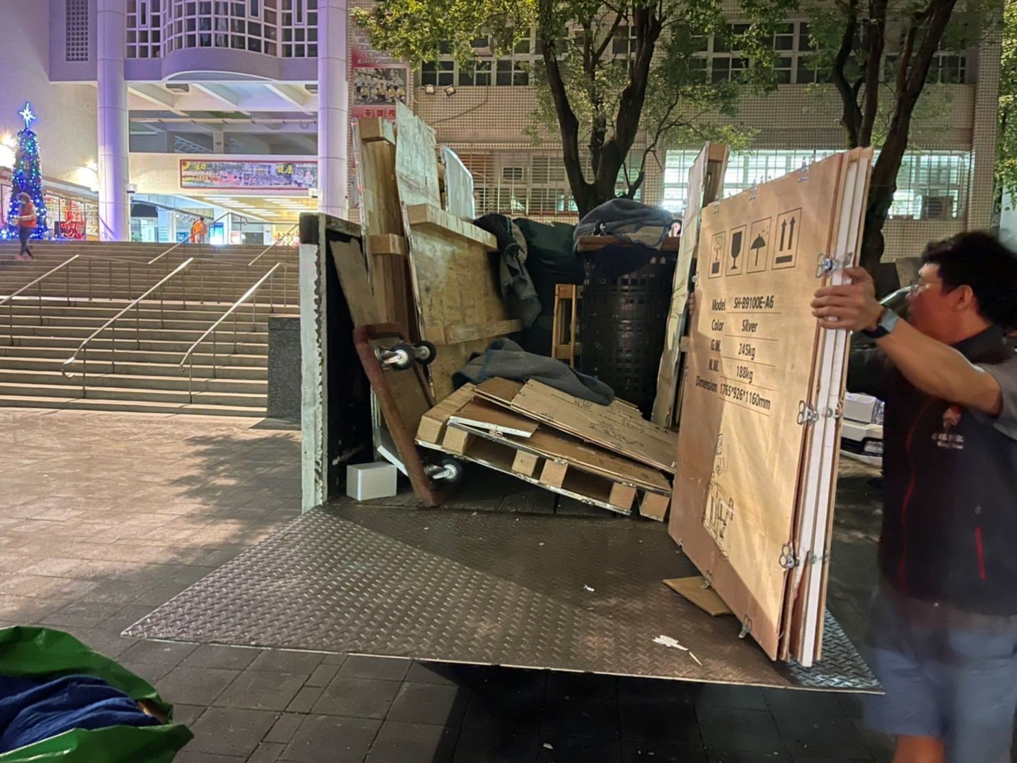 搬家公司推薦、新北搬家推薦【榮福搬家公司】南港搬家、桃園搬家公司推薦、台北搬家公司推薦、廢棄物回收處理清運、搬垃圾處理、廢棄物清運、廢棄物處理、搬運廢棄物、家具垃圾處理、清運、搬家具、冰箱搬運、基隆搬家、搬家電、床墊搬運、搬衣櫃、搬大型家具、搬公司行號、廠房搬遷、家庭搬家、搬鋼琴、搬工、搬運、搬家紙箱,針對顧客都秉持以用心實在專業搬家技巧,搬家實在用心值得您的信賴與選擇。歡迎來電咨詢02-2651-2727,榮福搬家有專員立即為您服務。 搬家公司推薦、新北搬家推薦【榮福搬家公司】南港搬家、桃園搬家公司推薦、台北搬家公司推薦、廢棄物回收處理清運、搬垃圾處理、廢棄物清運、廢棄物處理、搬運廢棄物、家具垃圾處理、清運、搬家具、冰箱搬運、基隆搬家、搬家電、床墊搬運、搬衣櫃、搬大型家具、搬公司行號、廠房搬遷、家庭搬家、搬鋼琴、搬工、搬運、搬家紙箱,針對顧客都秉持以用心實在專業搬家技巧,搬家實在用心值得您的信賴與選擇。歡迎來電咨詢02-2651-2727,榮福搬家有專員立即為您服務。
