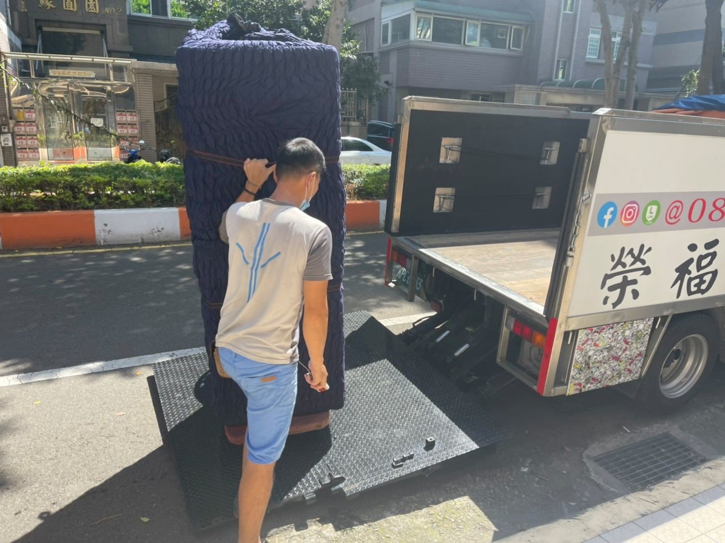 特殊搬運、搬重物【榮福搬家】只搬單一物件、基隆搬家、南港搬家、桃園搬家公司推薦、新北搬家公司推薦、企業搬運服務、搬公司行號、廠房遷移、成衣工廠設備搬移、桌上型紡織機(加熱型)、紡織直噴機、商用列印機搬移、熱轉印機搬移、工業型列印機、學校單位大型海報印表機、精緻包裝、家庭搬家、搬鋼琴、搬工計時、搬工服務、人力搬運,針對顧客都秉持以用心實在專業搬家技巧,搬家實在用心值得您的信賴與選擇。歡迎來電咨詢02-2651-2727,榮福搬家有專員立即為您服務。 特殊搬運、搬重物【榮福搬家】只搬單一物件、基隆搬家、南港搬家、桃園搬家公司推薦、新北搬家公司推薦、企業搬運服務、搬公司行號、廠房遷移、成衣工廠設備搬移、桌上型紡織機(加熱型)、紡織直噴機、商用列印機搬移、熱轉印機搬移、工業型列印機、學校單位大型海報印表機、精緻包裝、家庭搬家、搬鋼琴、搬工計時、搬工服務、人力搬運,針對顧客都秉持以用心實在專業搬家技巧,搬家實在用心值得您的信賴與選擇。歡迎來電咨詢02-2651-2727,榮福搬家有專員立即為您服務。