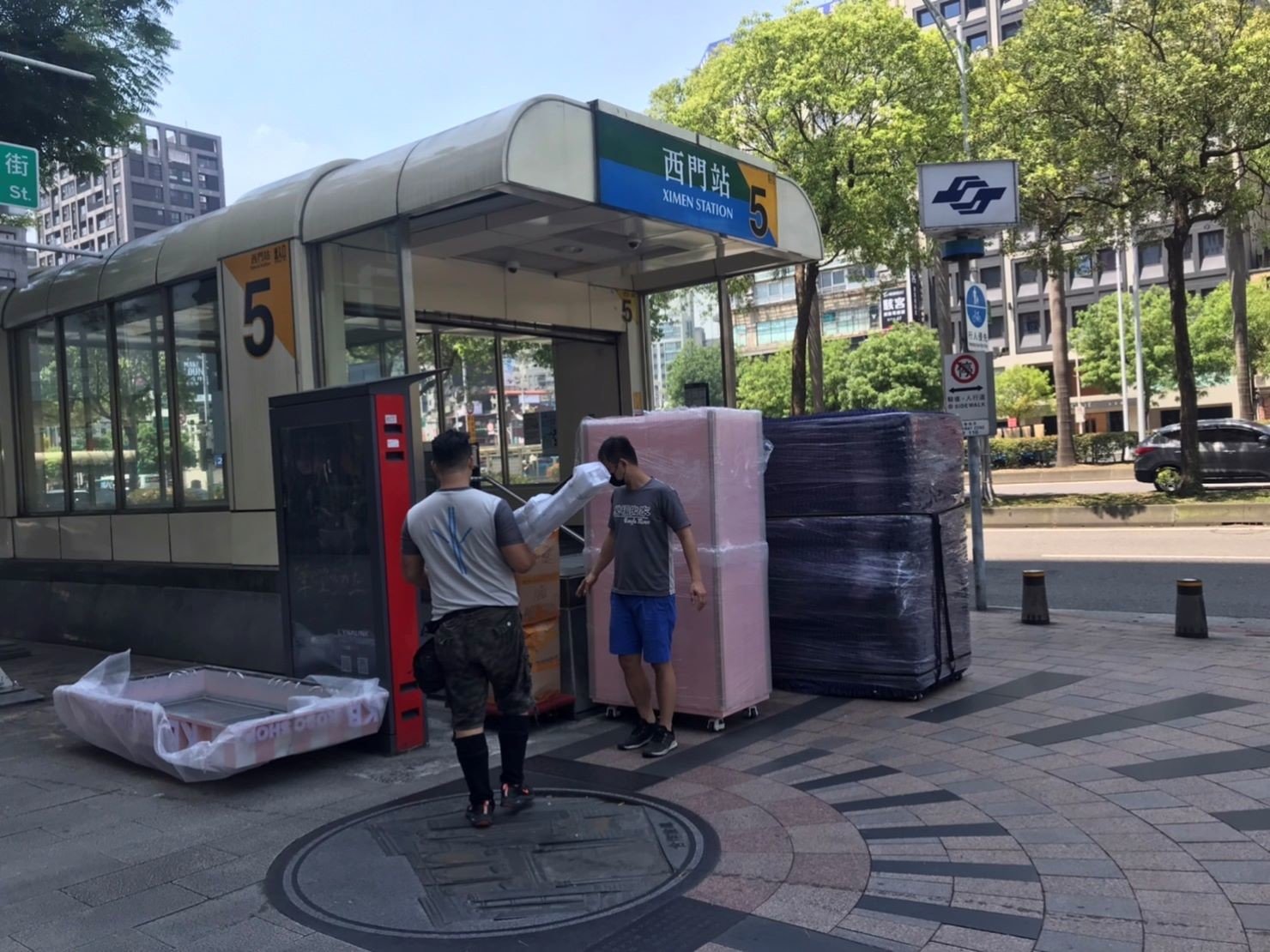只需搬運單一重物?搬運單一自動販賣機、夾娃娃機、販賣機、自動咖啡機、公仔自動販賣機、特殊重物推薦【榮福搬家】專業包裝防護搬運「細膩包裝手法、專業搬運技巧、用心服務、以客為尊」是榮福搬家公司的宗旨與精神。歡迎立即來電02-2651-2727專人服務。 只需搬運單一重物?搬運單一自動販賣機、夾娃娃機、販賣機、自動咖啡機、公仔自動販賣機、特殊重物推薦【榮福搬家】專業包裝防護搬運「細膩包裝手法、專業搬運技巧、用心服務、以客為尊」是榮福搬家公司的宗旨與精神。歡迎立即來電02-2651-2727專人服務。